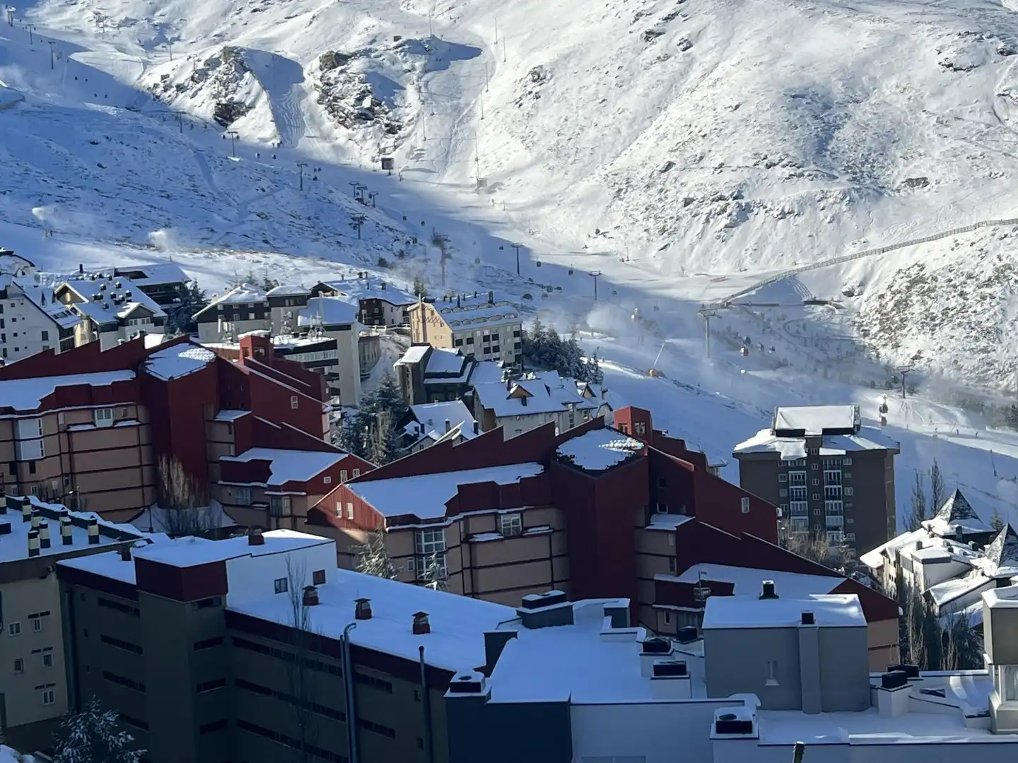 Casa adosada en venda a Urbanizacion Solynieve, 21, Zona media Vista exterior de Casa adosada en venda en Sierra Nevada amb Calefacció, Moblat i Aparcament comunitari