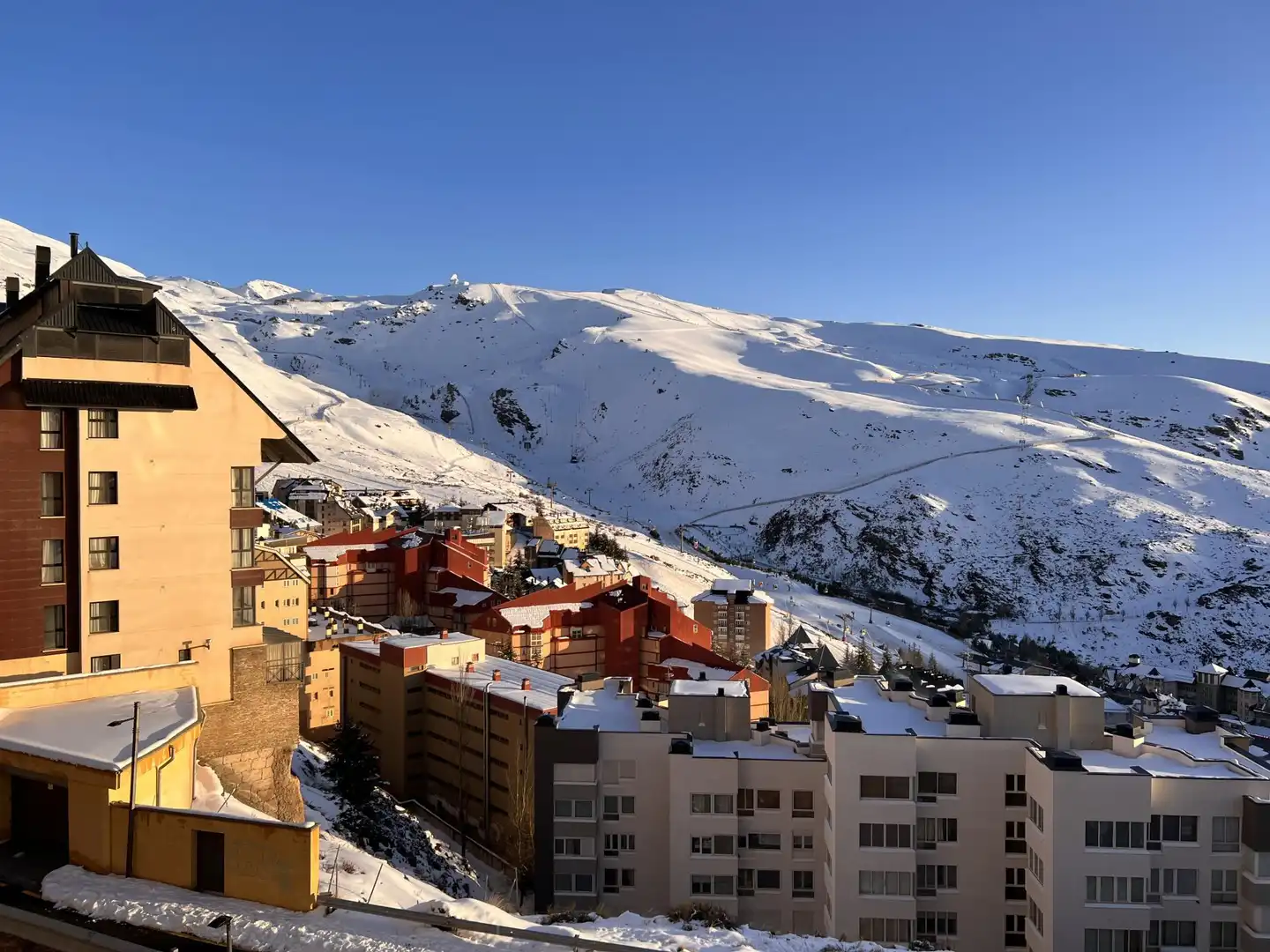 Casa adosada en venda a Urbanizacion Solynieve, 21, Zona media Vista exterior de Casa adosada en venda en Sierra Nevada amb Calefacció, Moblat i Aparcament comunitari