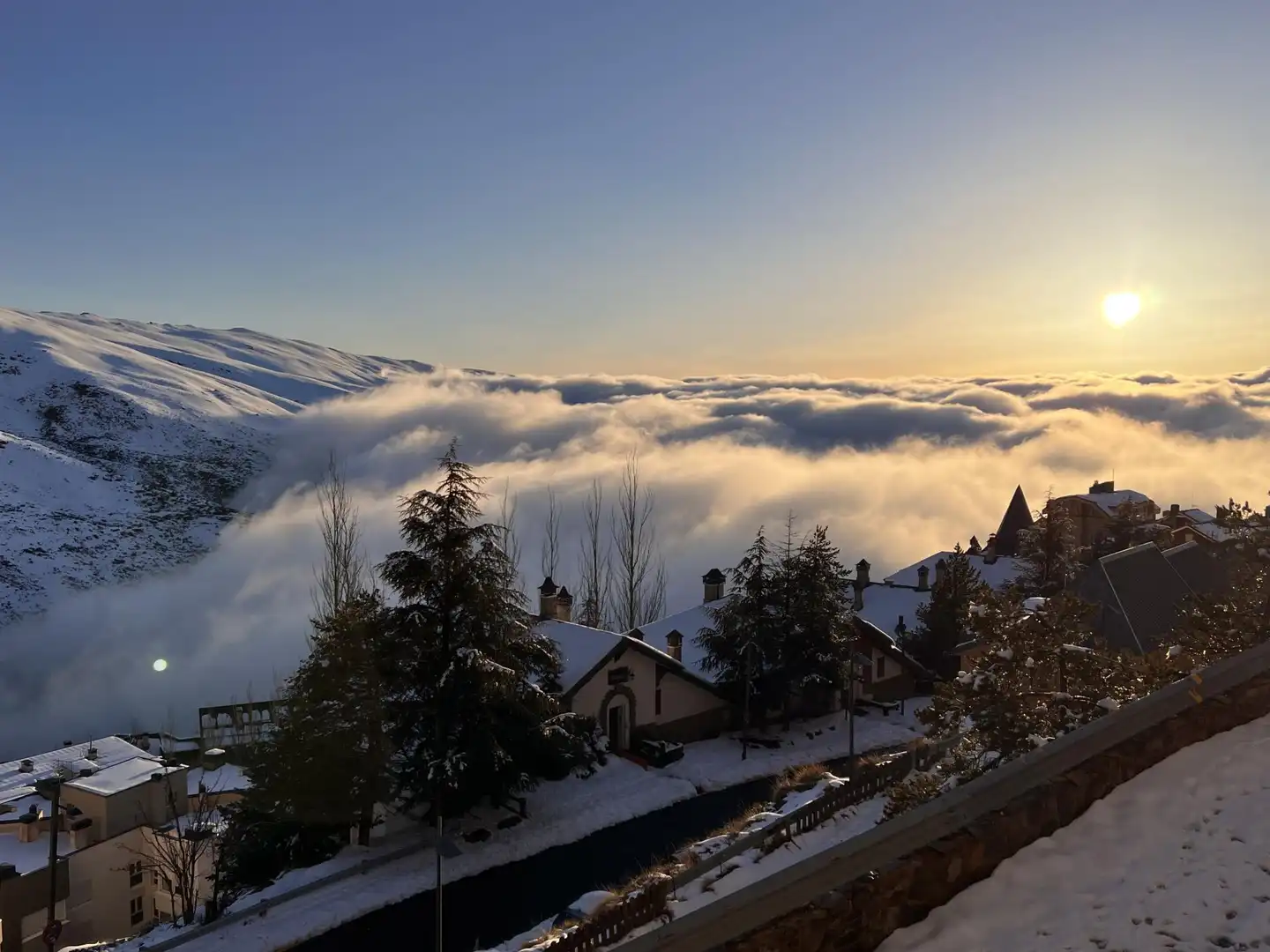 Casa adosada en venda a Urbanizacion Solynieve, 21, Zona media Vista exterior de Casa adosada en venda en Sierra Nevada amb Calefacció, Moblat i Aparcament comunitari