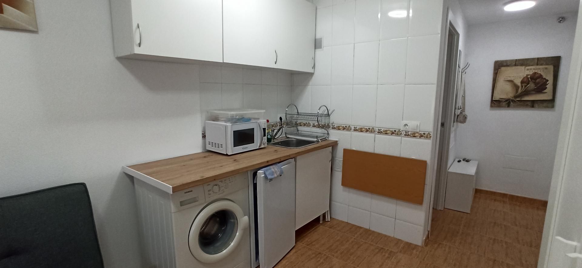 Cocina de Estudio en venta en Roquetas de Mar con Amueblado, Lavadora y Microondas