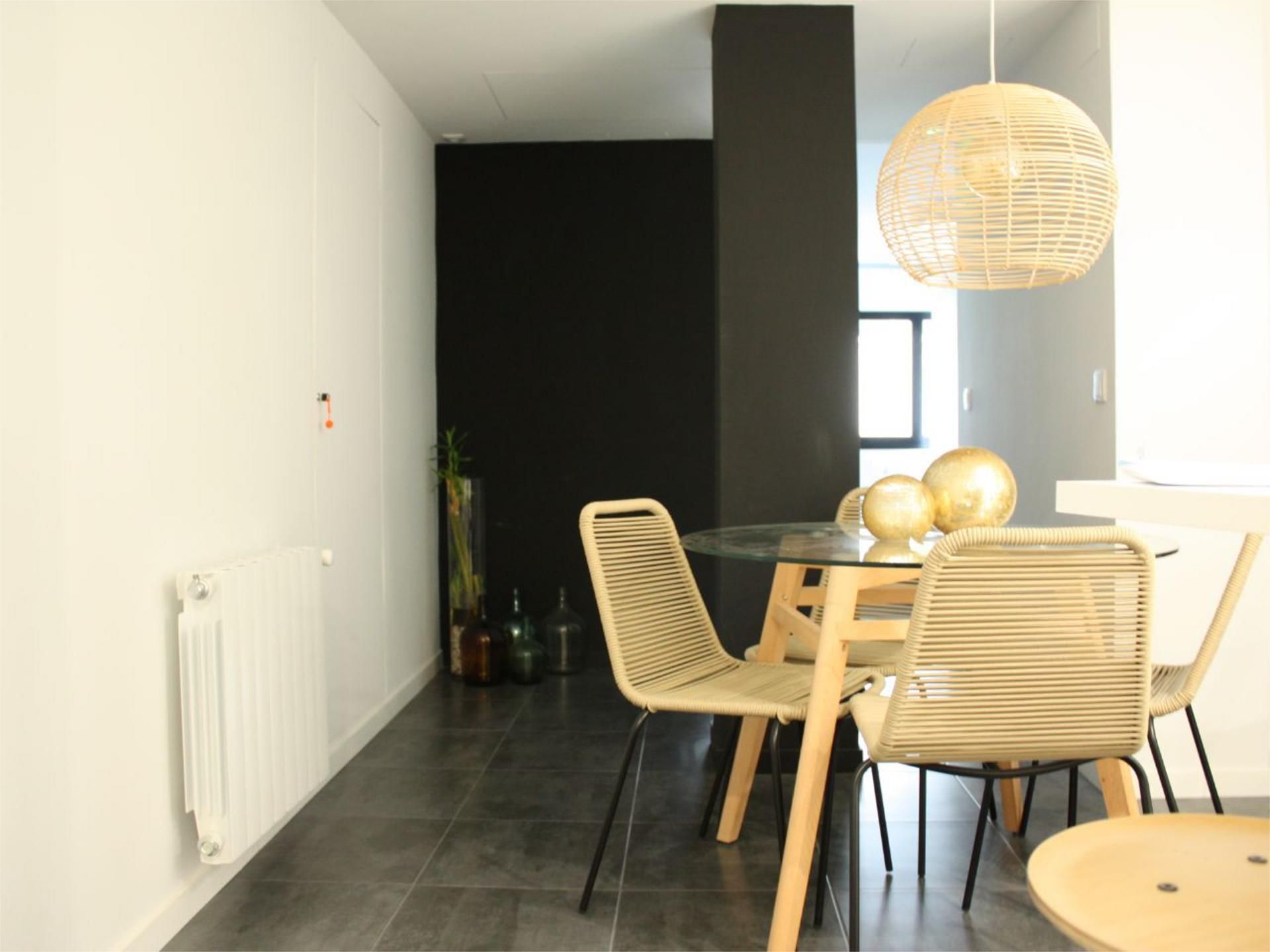 Comedor de Piso en venta en Pontevedra Capital  con Calefacción, Trastero y Amueblado