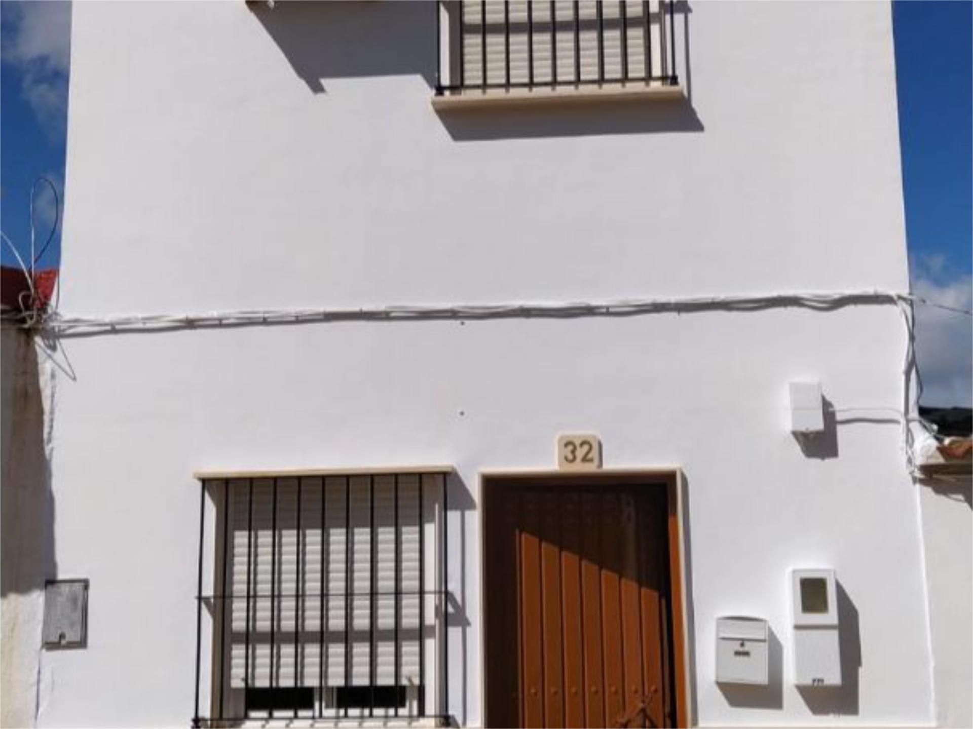 Vista exterior de Casa adosada en venda en Casariche amb Aire condicionat, Moblat i Balcó