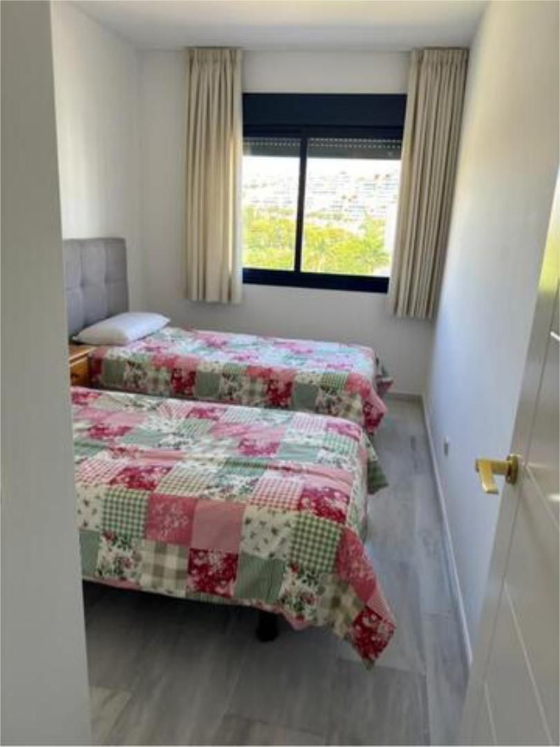 Habitación de Apartamento de alquiler en Estepona con Terraza y Piscina