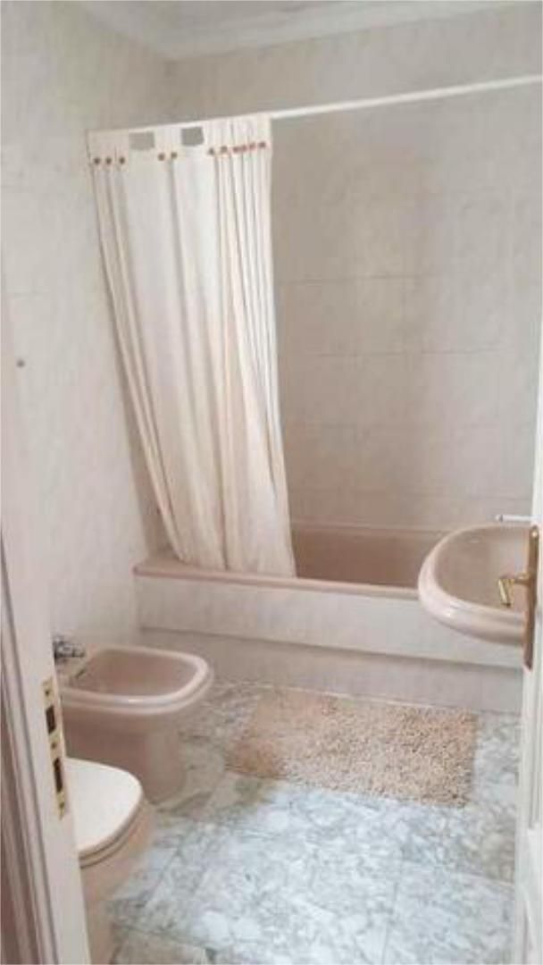 Bany de Apartament de lloguer en Lugo Capital amb Calefacció, Traster i Moblat