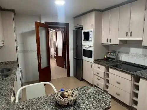 Pis de lloguer a Calle Luis Buñuel, 5, Sur Cuina de Pis de lloguer en Mérida amb Aire condicionat i Moblat