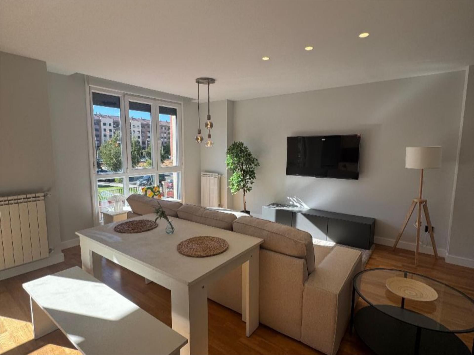 Living room of Flat to rent in León Capital   with Heating, Private garden and Parquet flooring