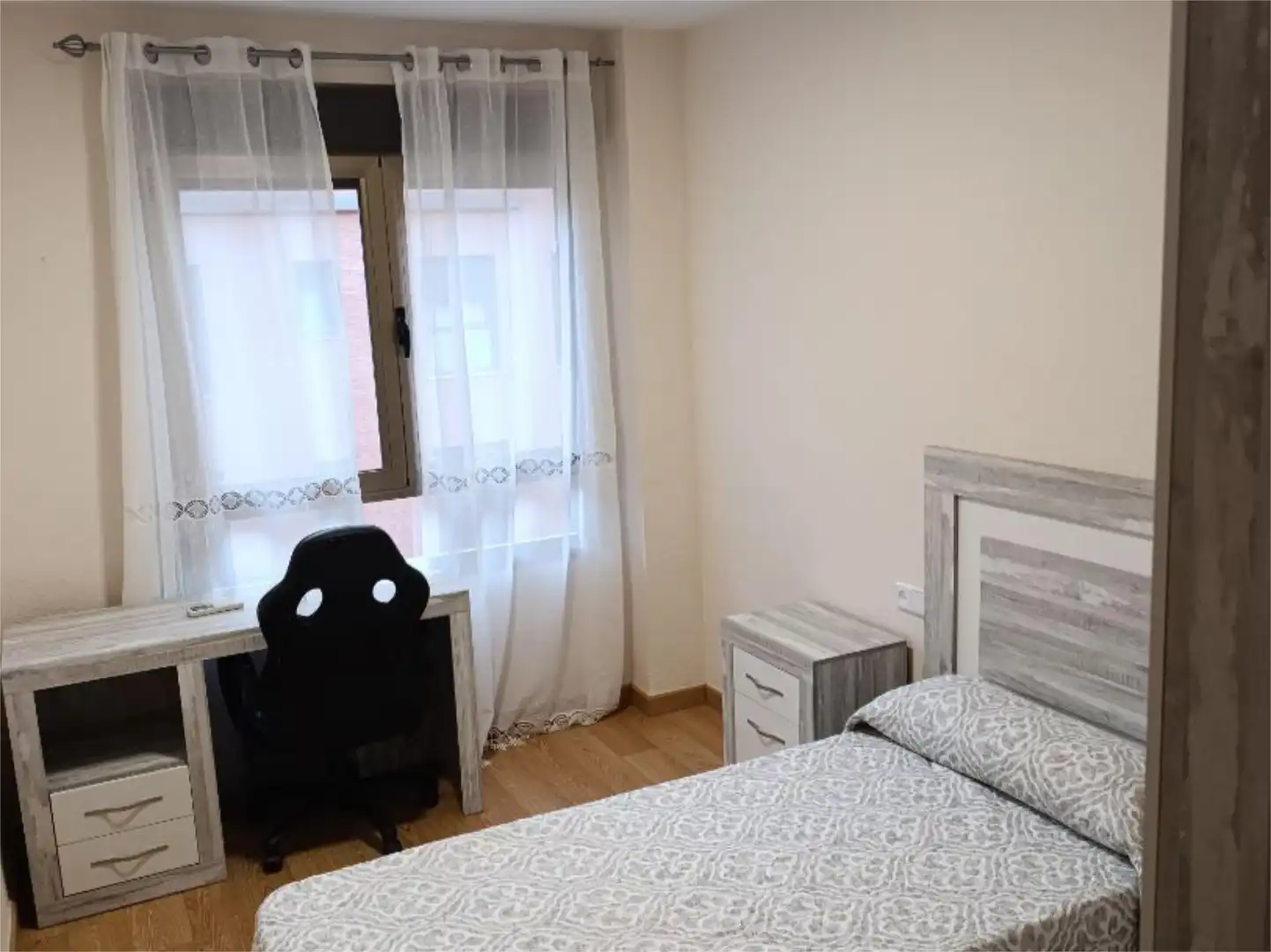 Pis de lloguer a Calle Madroño, 5, Ciudad Jardín - Tagarete - El Zapillo Dormitori de Pis de lloguer en Almería amb Aire condicionat, Calefacció i Parquet