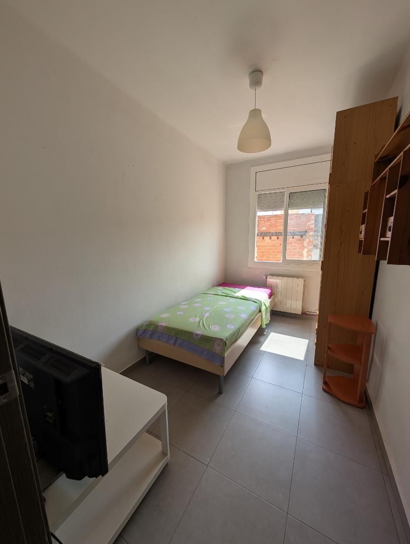 Flat to share in Carrer de la Maladeta, 39, Porta