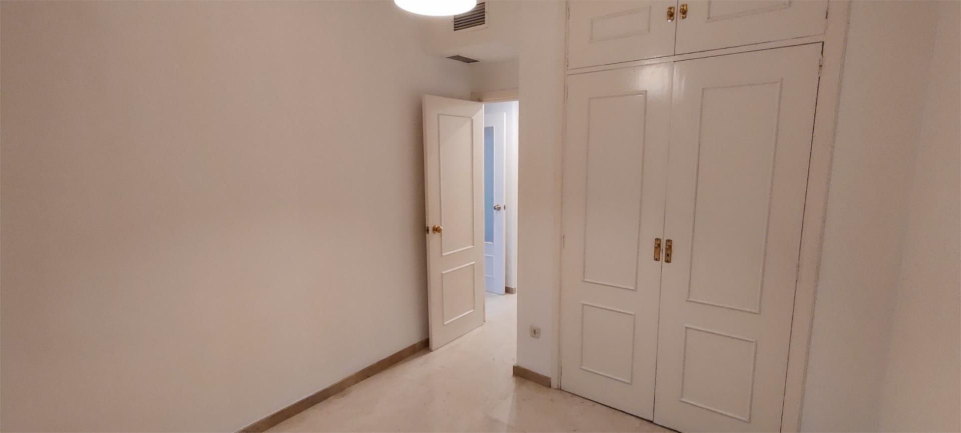 Dormitori de Pis de lloguer en  Sevilla Capital amb Aire condicionat, Terrassa i Balcó