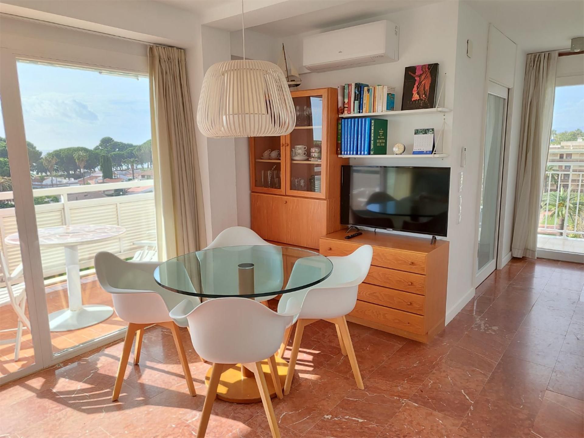 Menjador de Apartament de lloguer en Cambrils amb Aire condicionat i Balcó