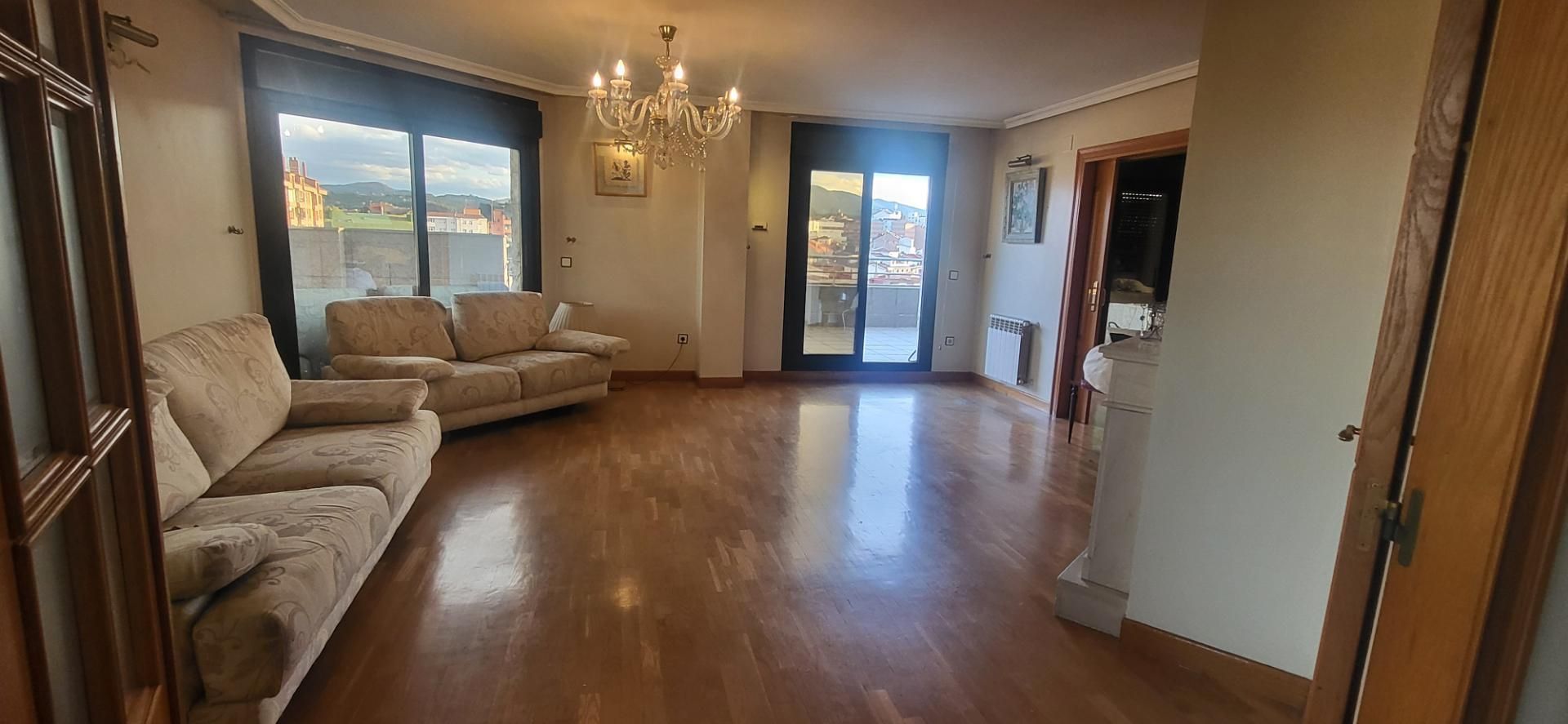 Pis de lloguer a Calle José Manuel Pedregal, 5, Centro Sala d'estar de Pis de lloguer en Avilés amb Calefacció, Parquet i Videoporter