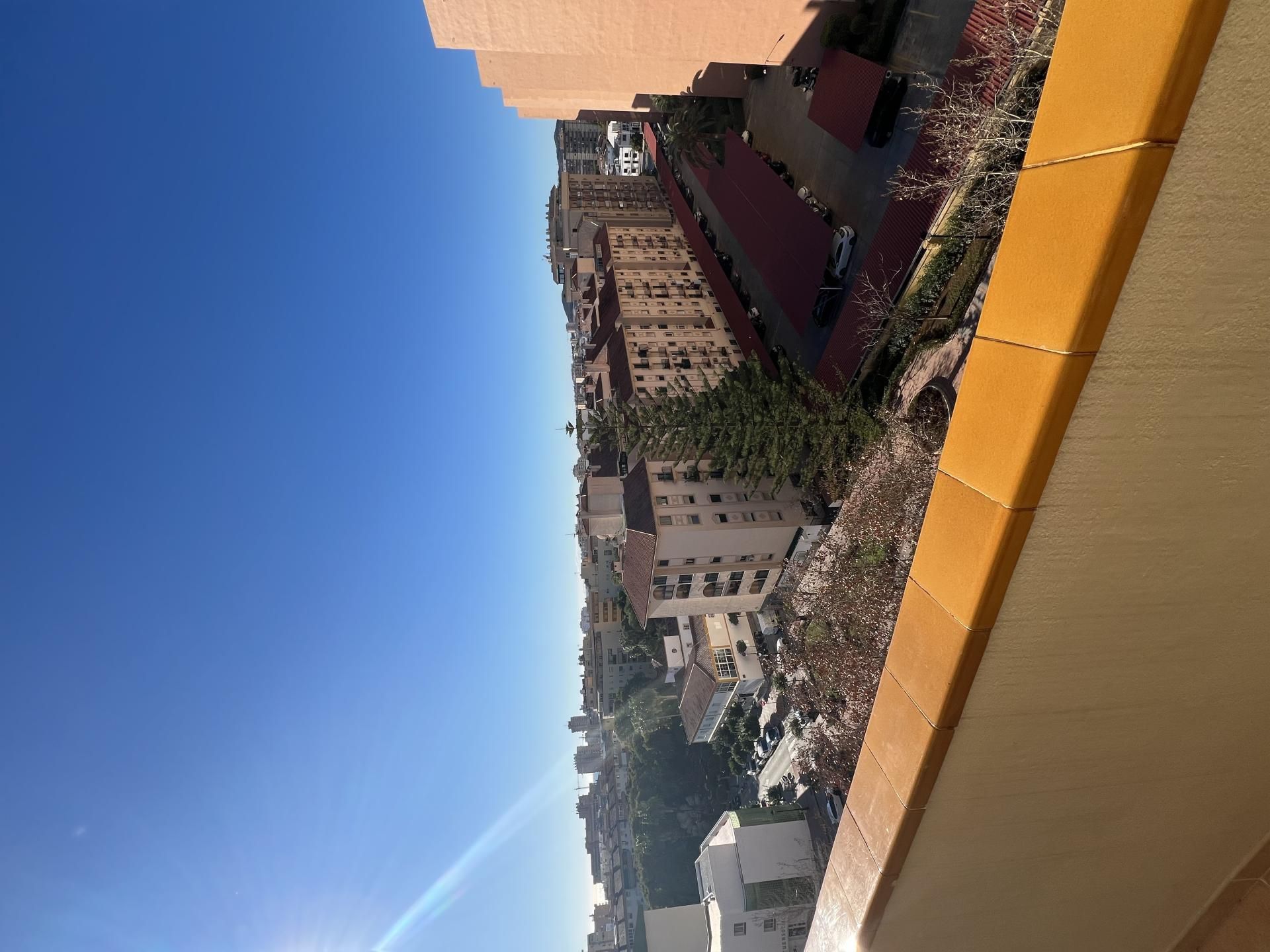 Vista exterior de Pis en venda en Fuengirola amb Aire condicionat, Terrassa i Piscina