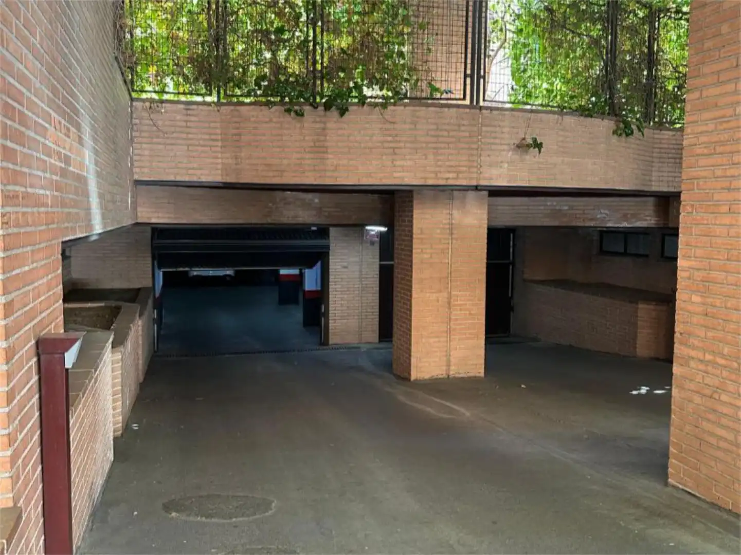 Garage for rent in Calle de Paradinas, 21, Imperial Parking of Garage for rent in Madrid