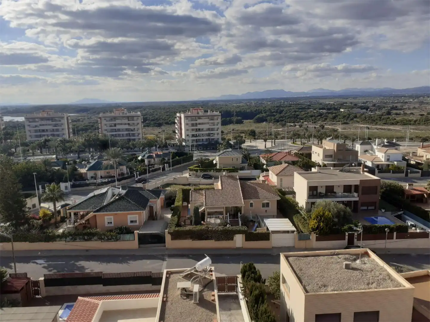 Pis en venda a Avenida Costa Blanca, 10, Los Arenales del Sol Vista exterior de Pis en venda en Elche / Elx amb Aire condicionat, Calefacció i Jardí privat