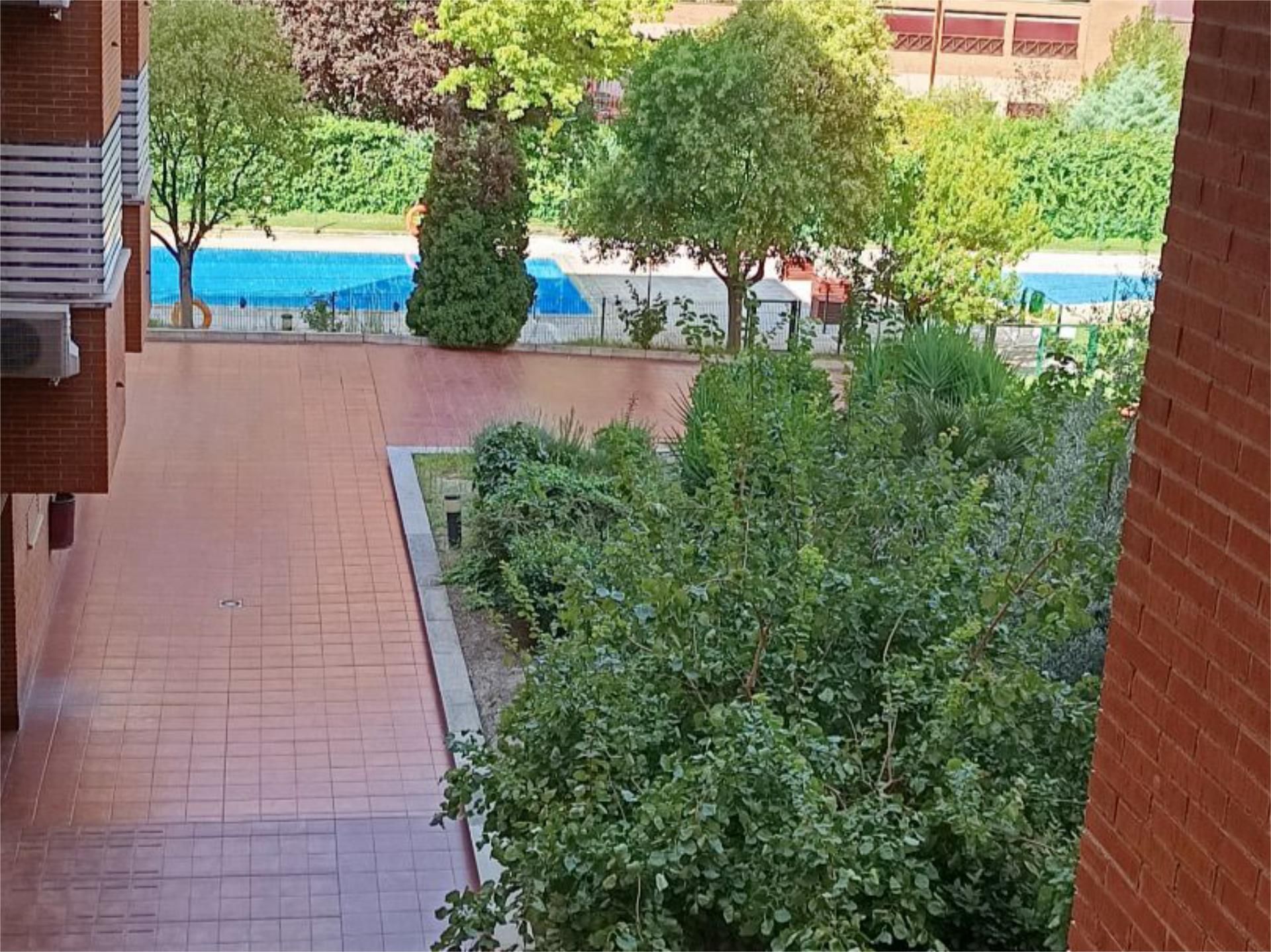Swimming pool of Flat for sale in  Madrid Capital  with Heating, Private garden and Parquet flooring