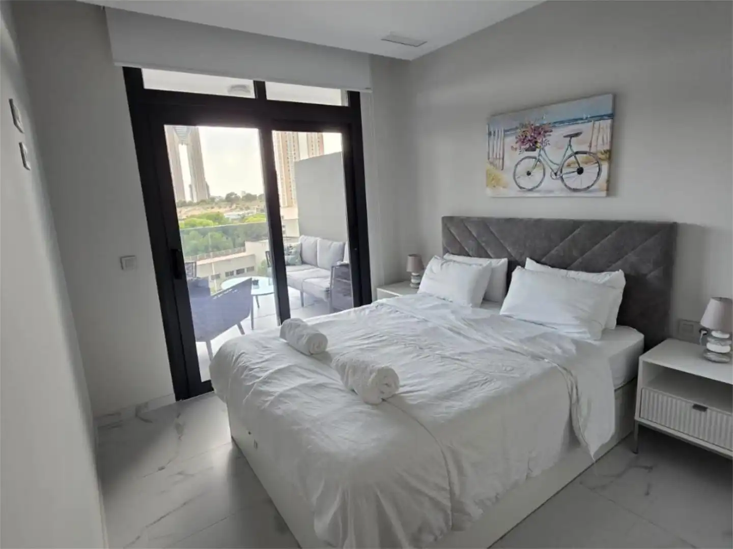 Dormitori de Pis de lloguer en Benidorm amb Aire condicionat, Calefacció i Jardí privat