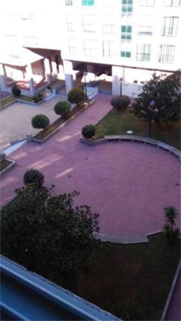 Vista exterior de Estudi de lloguer en Vigo  amb Jardí privat, Traster i Moblat