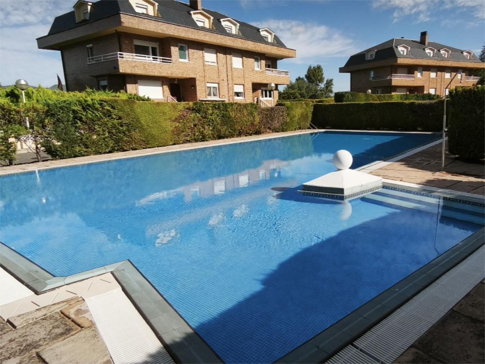 Piscina de Casa o xalet en venda en Haro amb Terrassa, Piscina i Balcó