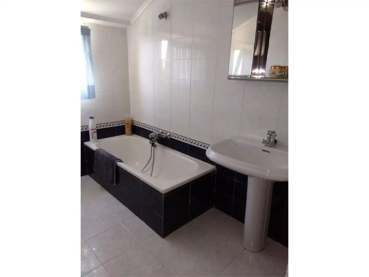 Casa o chalet en venta en Calle Terrero, 2, Haro Baño de Casa o chalet en venta en Haro con Terraza, Piscina y Balcón