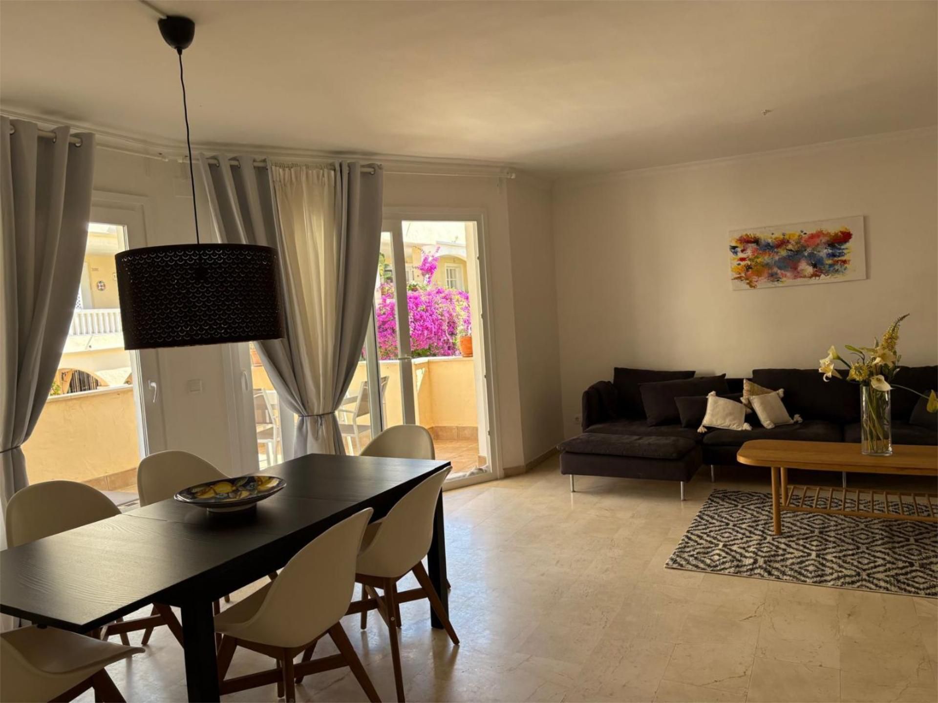 Sala d'estar de Pis de lloguer en Estepona amb Aire condicionat, Terrassa i Piscina