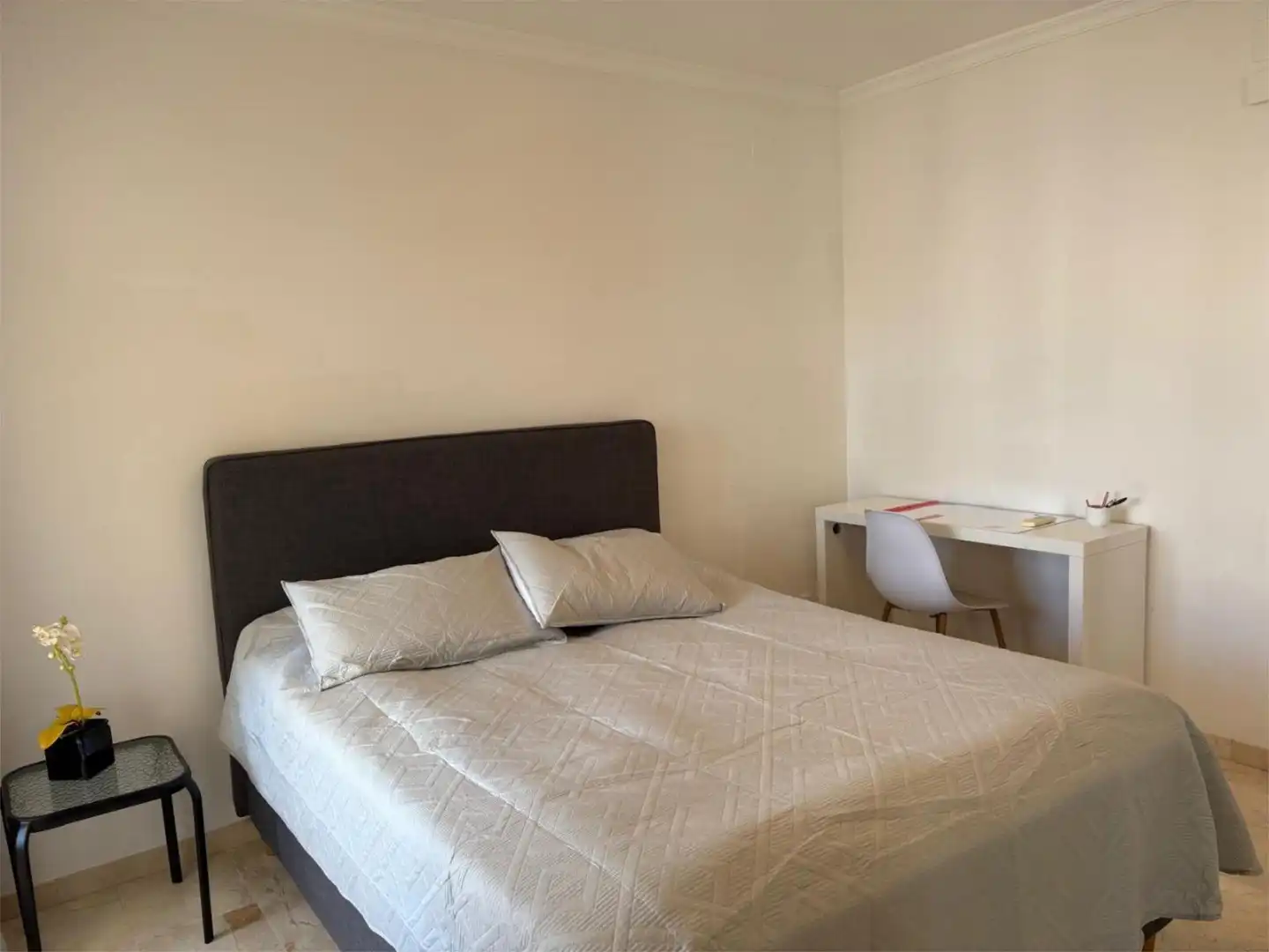 Piso de alquiler en Calle de Ojen, 3, Paraiso - Barronal Habitación de Piso de alquiler en Estepona con Aire acondicionado, Terraza y Piscina