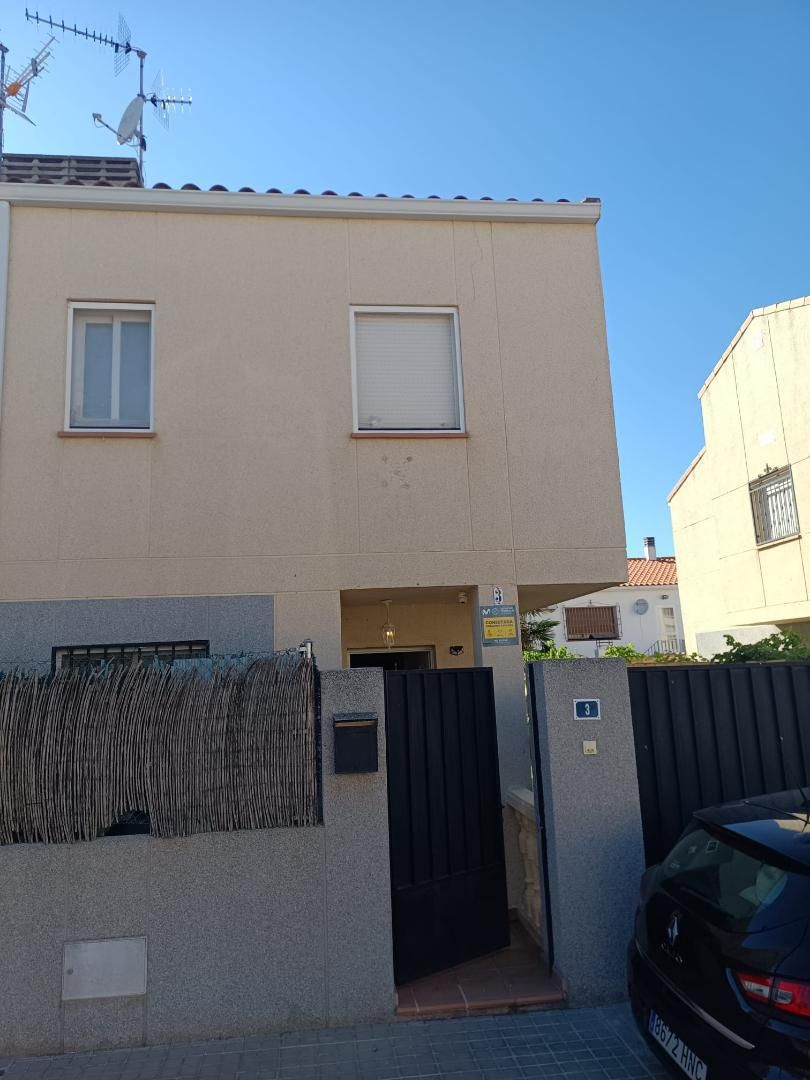 Vista exterior de Casa o xalet en venda en Camarenilla amb Jardí privat, Traster i Forn