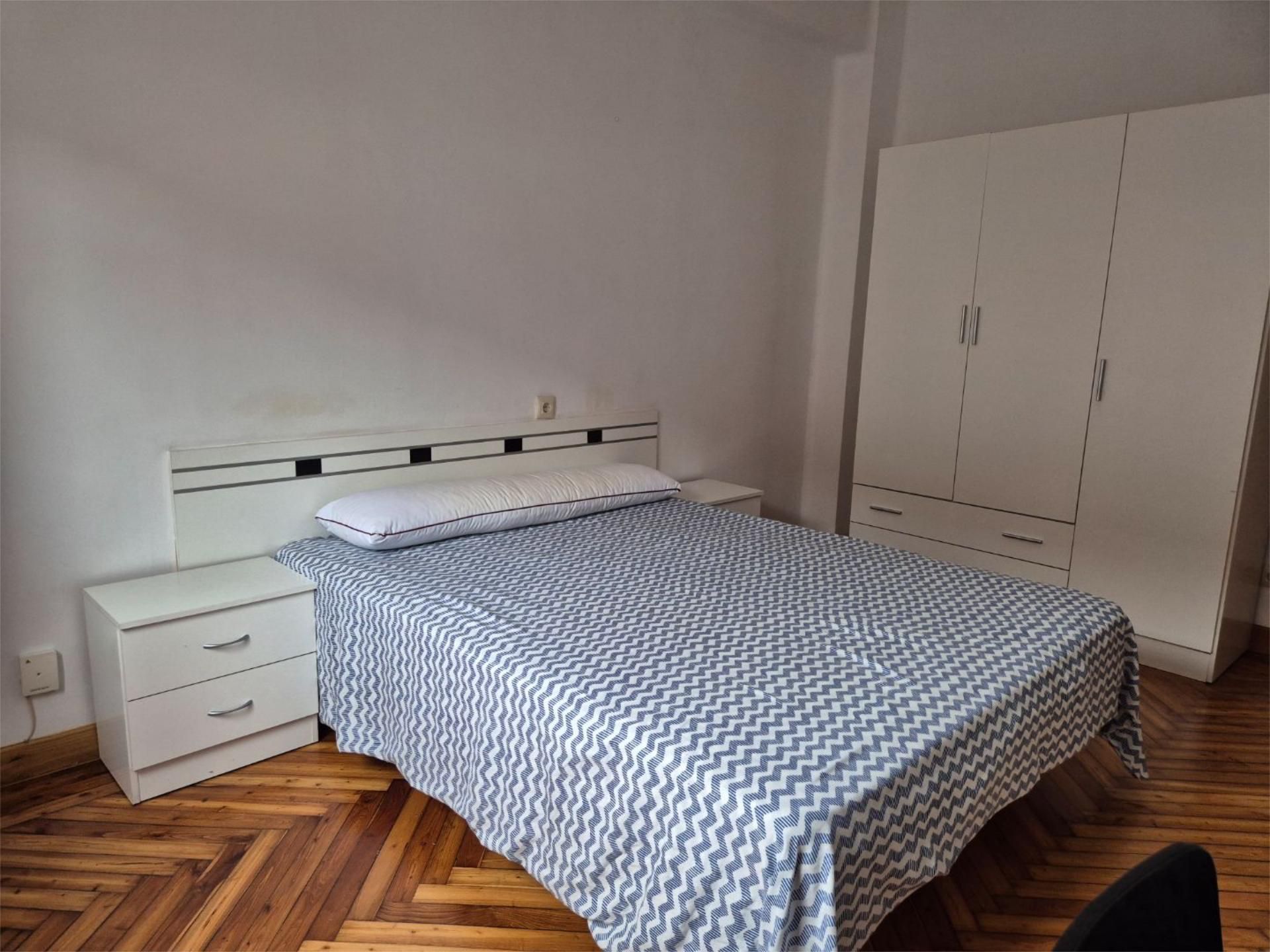 Dormitori de Pis de lloguer en Avilés amb Calefacció, Parquet i Moblat