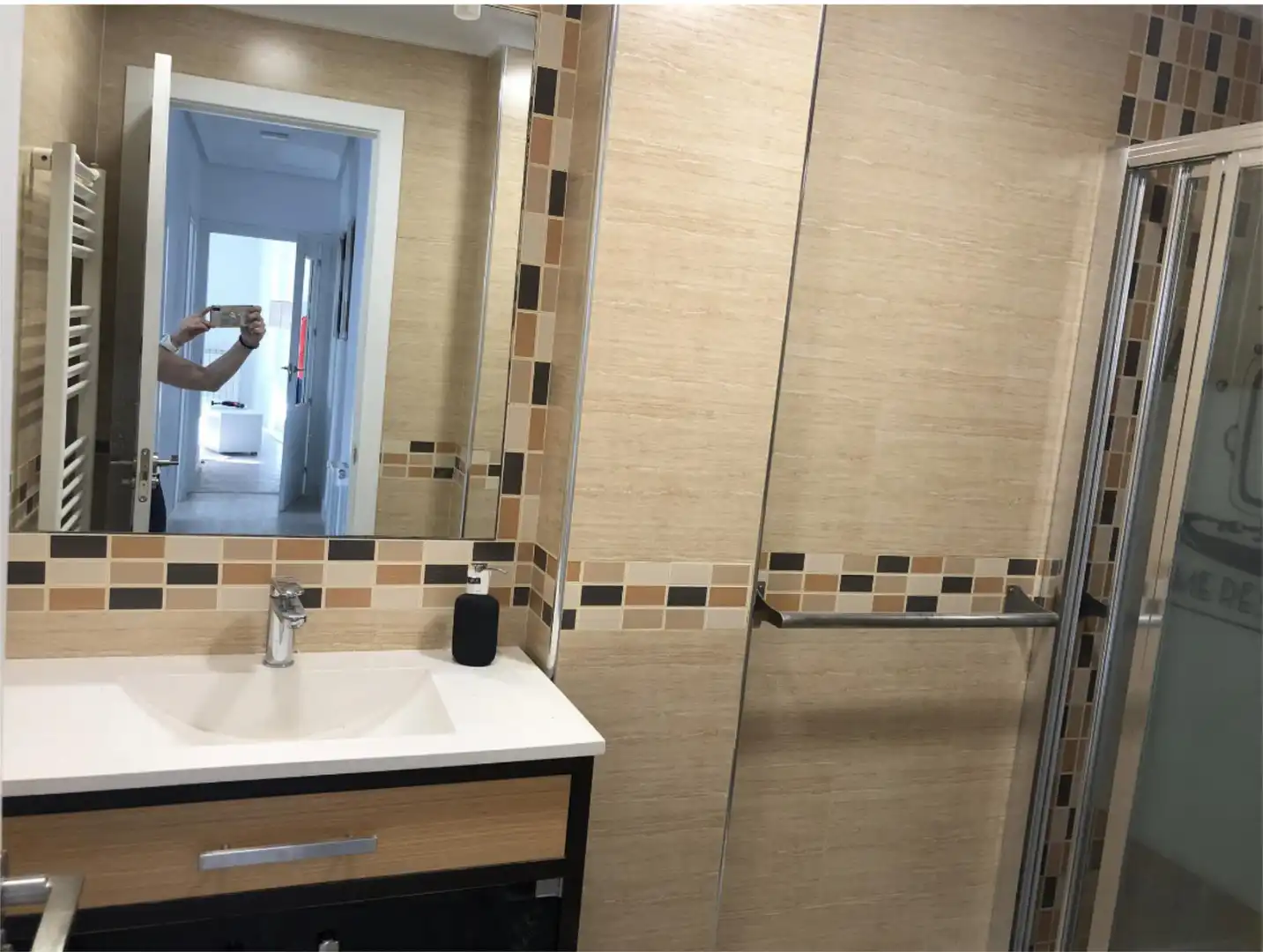 Bathroom of Flat for share in Albacete  with Air Conditioner, Heating and Parquet flooring