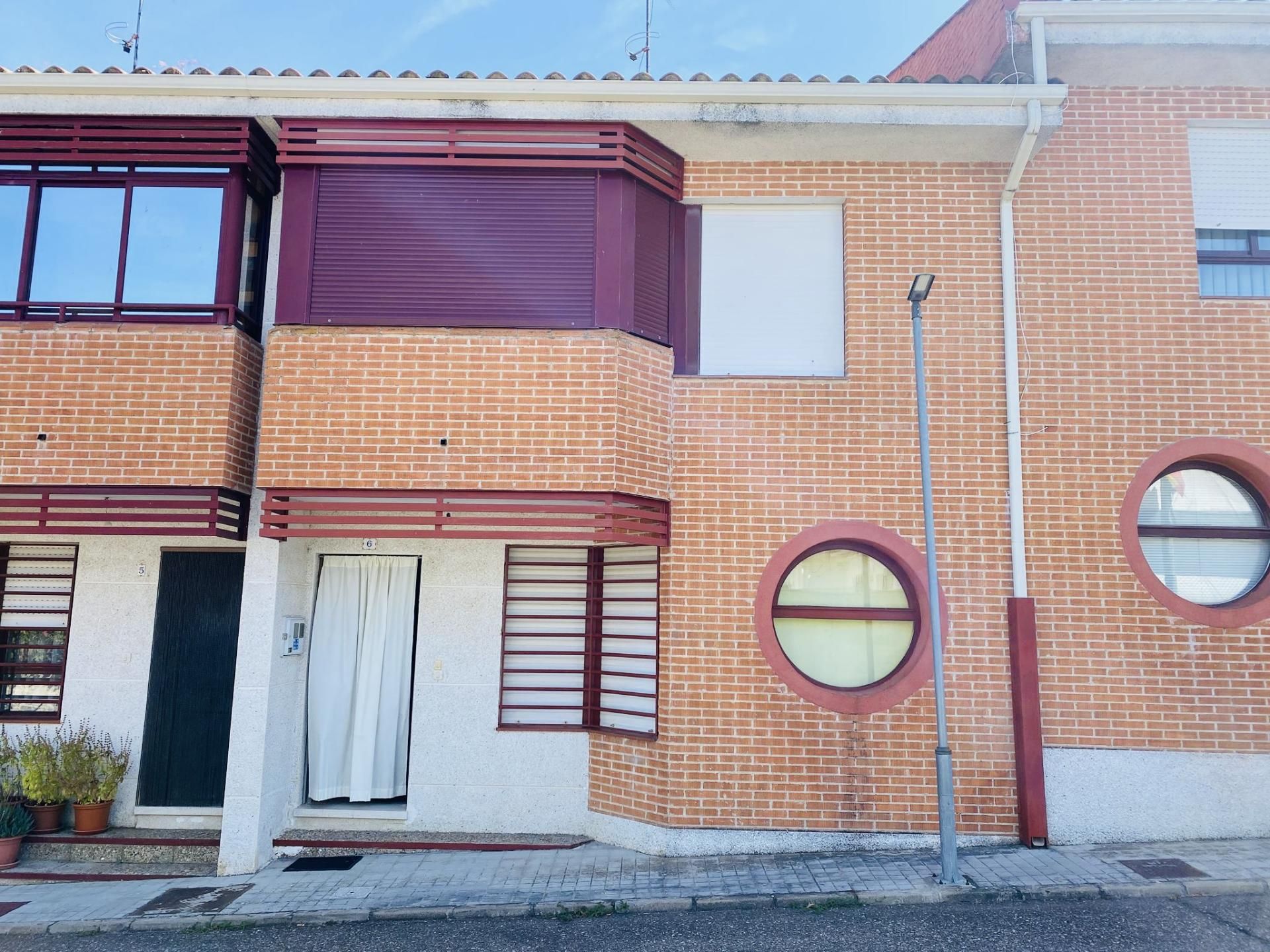 Vista exterior de Casa o xalet en venda en Villarino de los Aires amb Calefacció, Moblat i Balcó