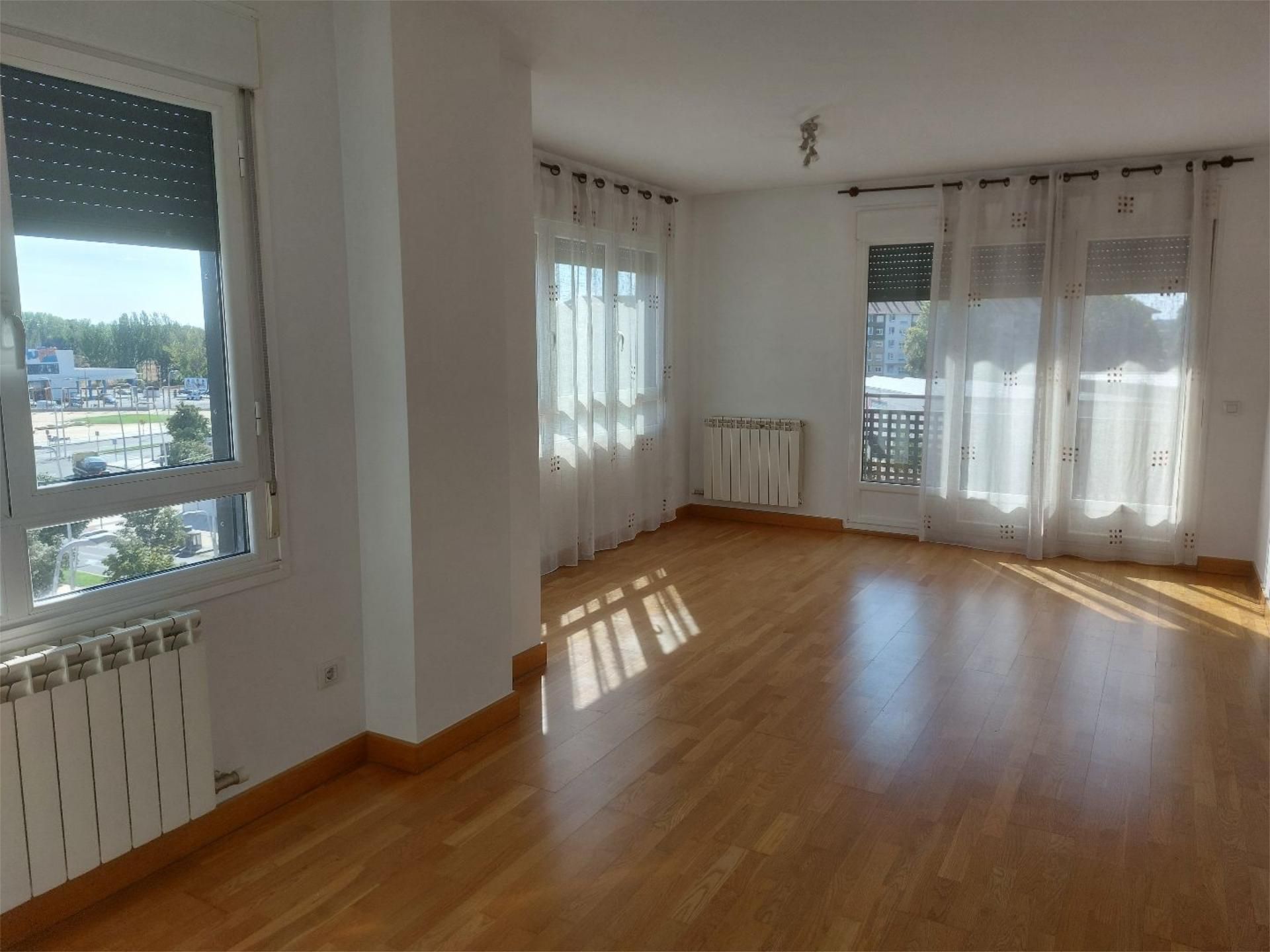 Sala de estar de Piso de alquiler en León Capital  con Calefacción, Parquet y Terraza