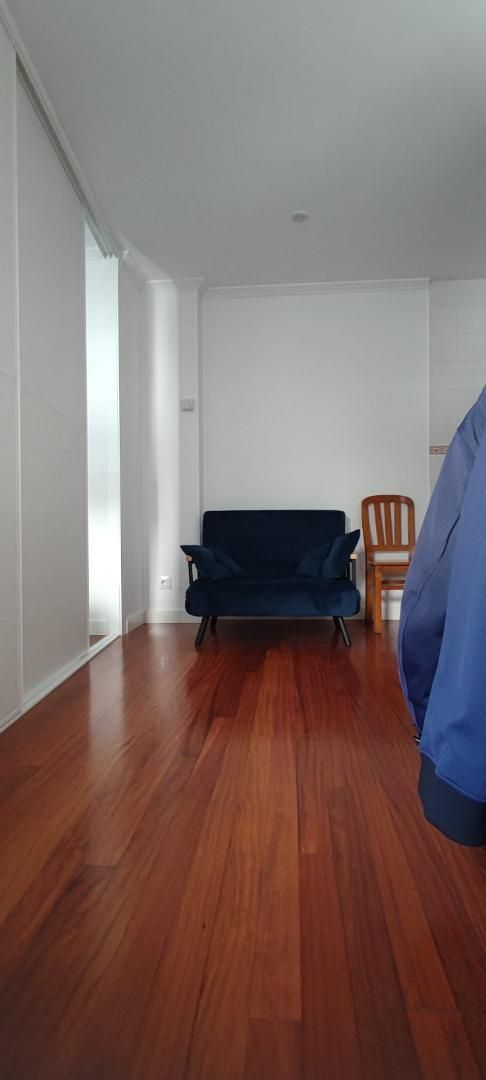 Sala d'estar de Estudi de lloguer en Vigo  amb Parquet, Traster i Rentadora