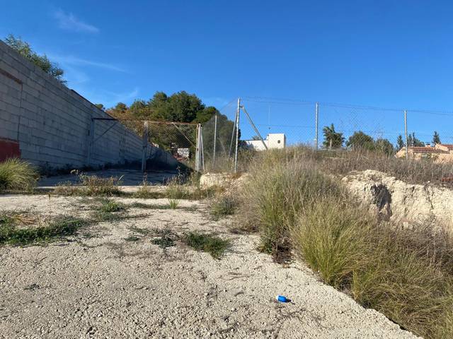 Terreno en Venta en Avenida las Mercedes, 31 en Los Valientes