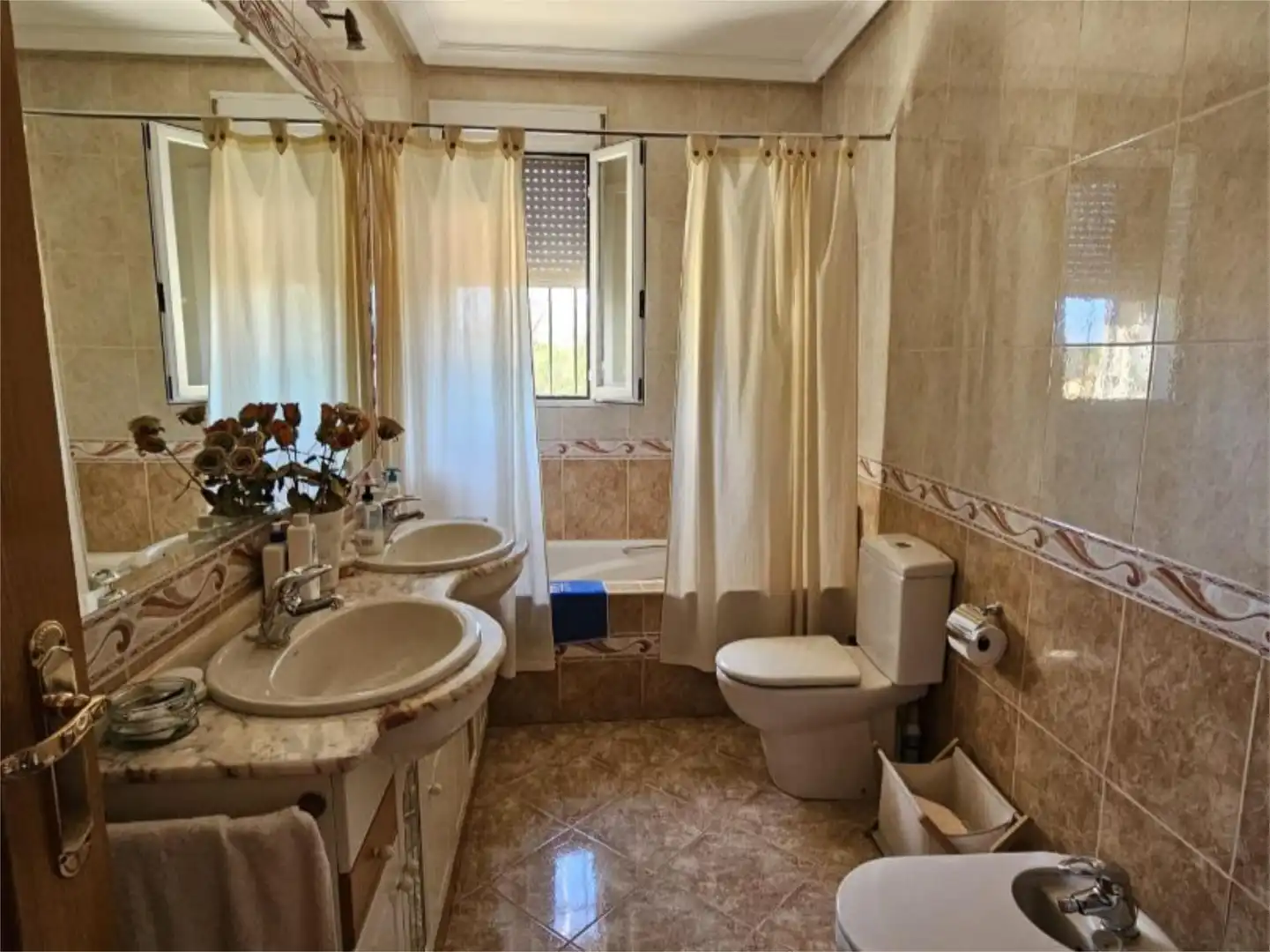 Bathroom of Houses for sale in Paracuellos de Jarama  with Air Conditioner, Heating and Private garden