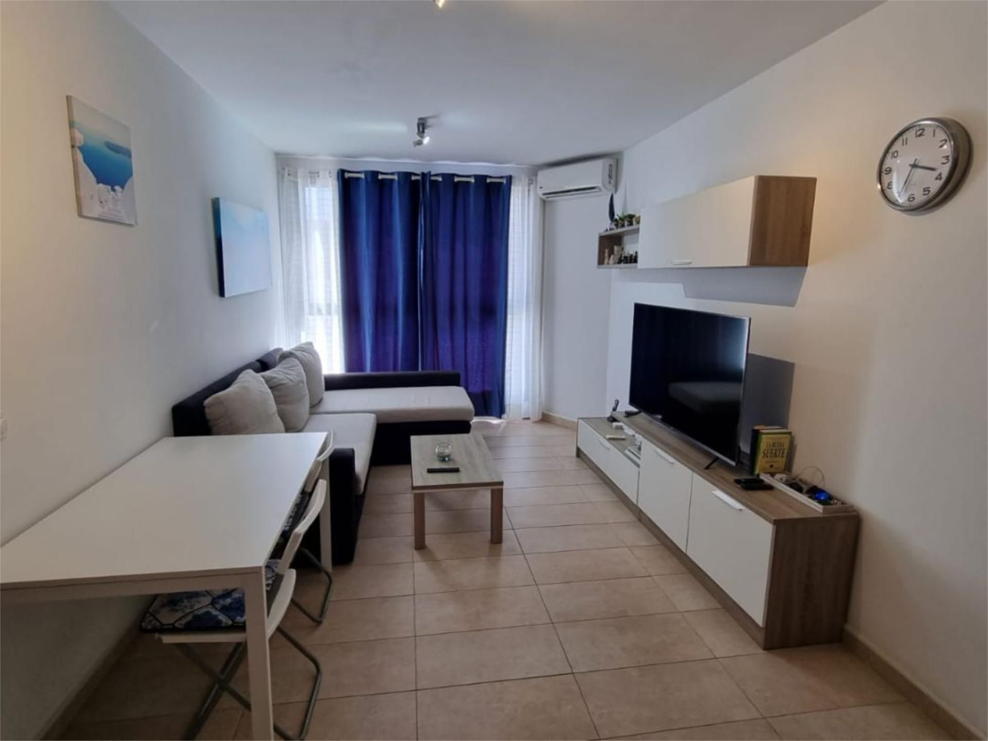 Sala d'estar de Pis de lloguer en Puerto del Rosario amb Aire condicionat i Moblat