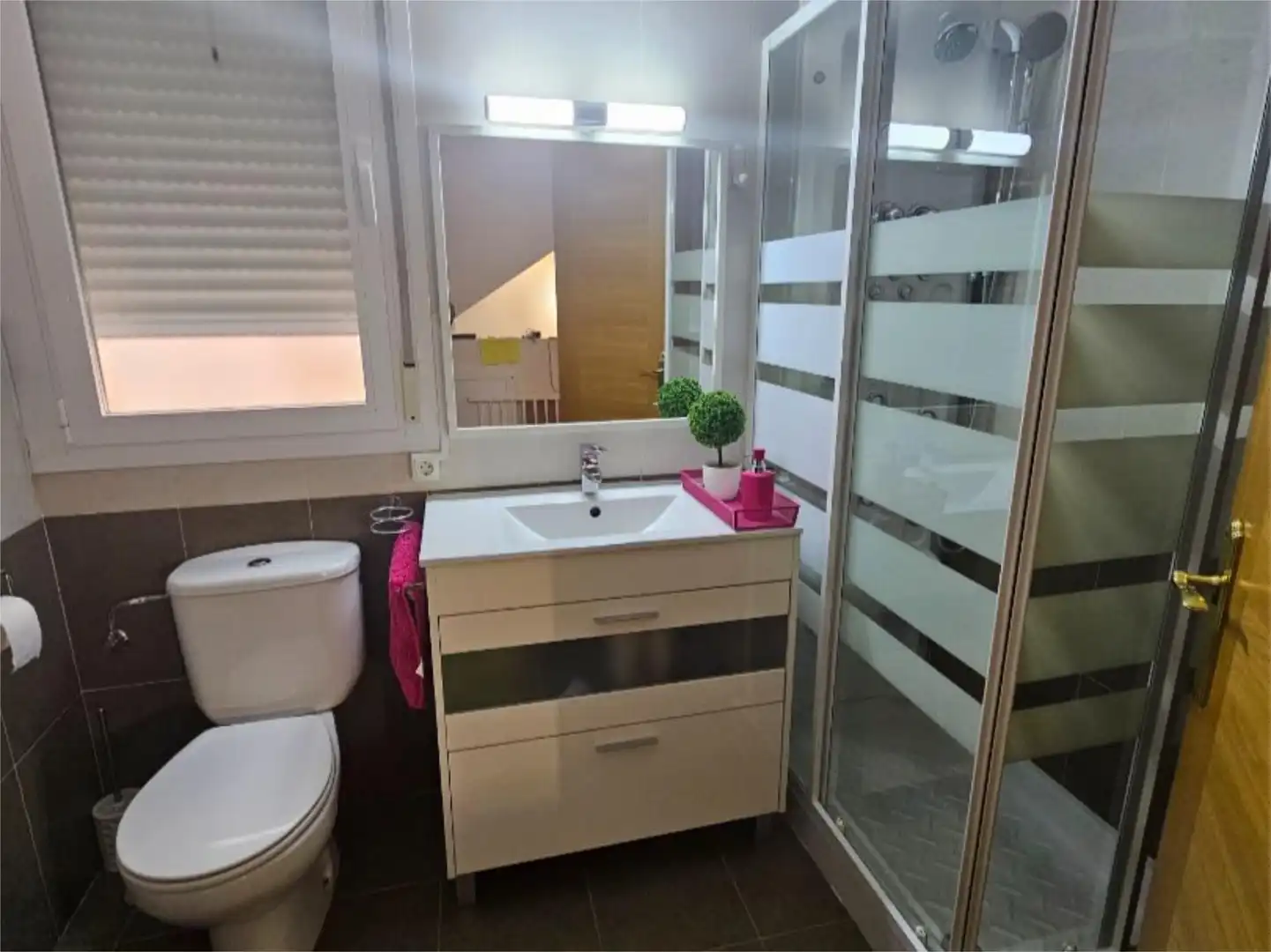 Detached homes for sale in Calle del Pintor Oliva, 30, Villaconejos Bathroom of Detached homes for sale in Villaconejos with Air Conditioner, Private garden and Parquet flooring
