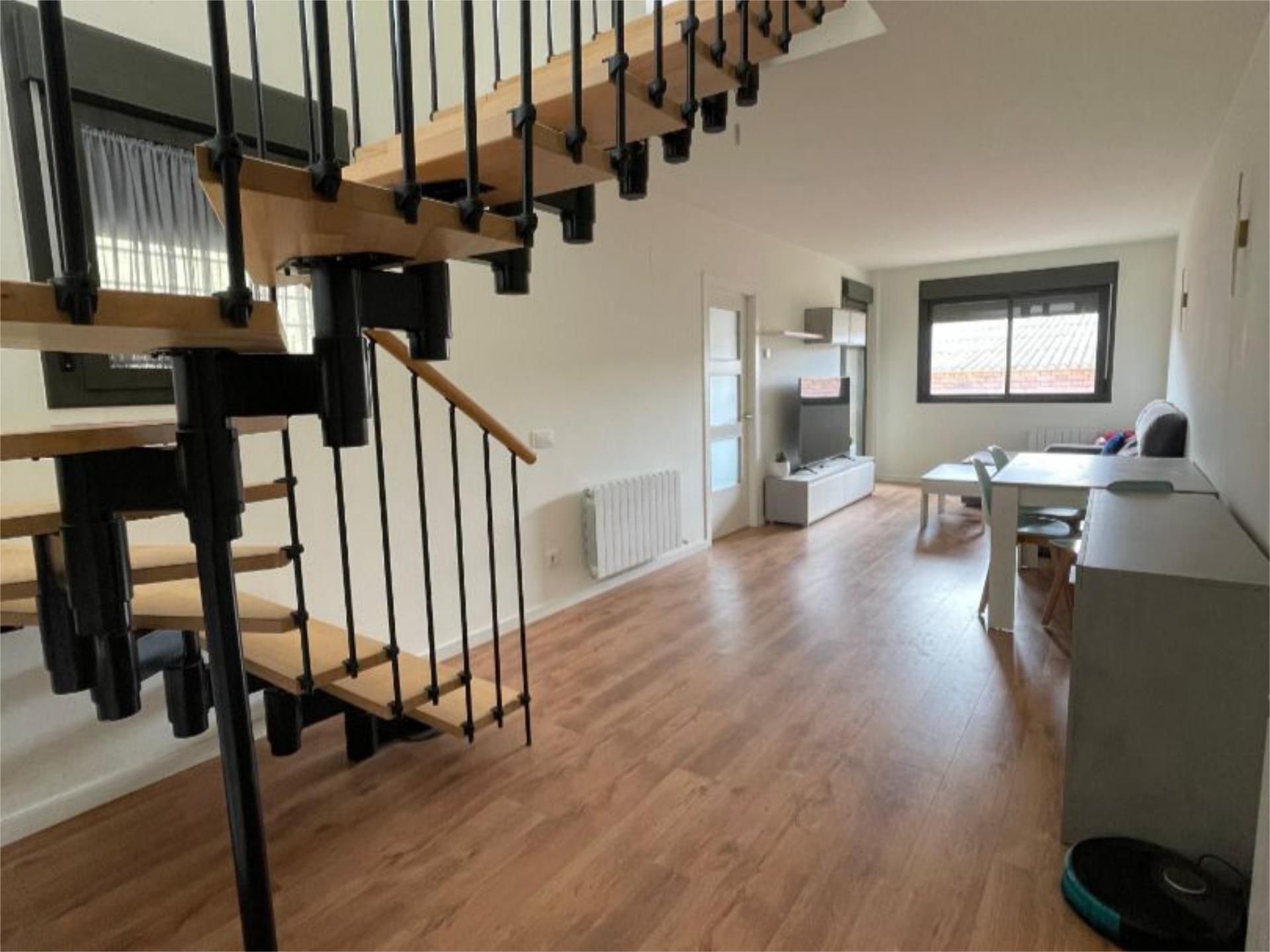 Sala de estar de Dúplex en venta en Figueres con Calefacción, Parquet y Terraza