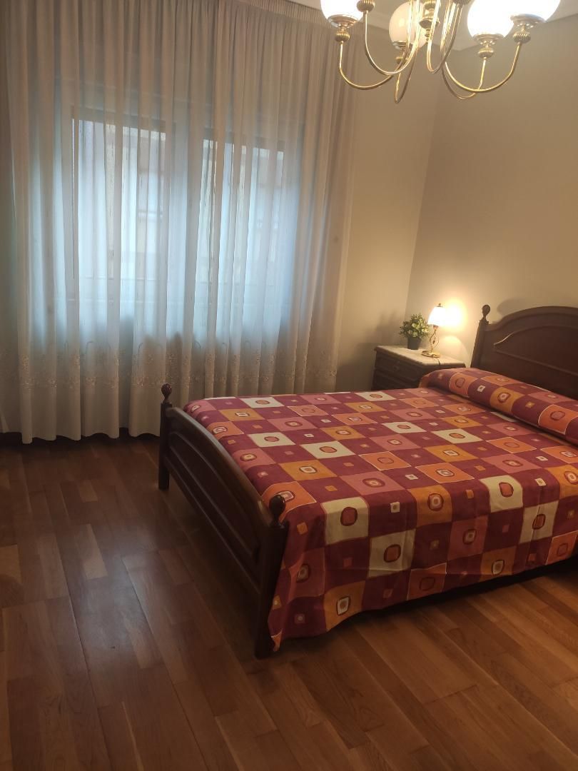 Habitación de Piso de alquiler en Oviedo  con Parquet y Amueblado