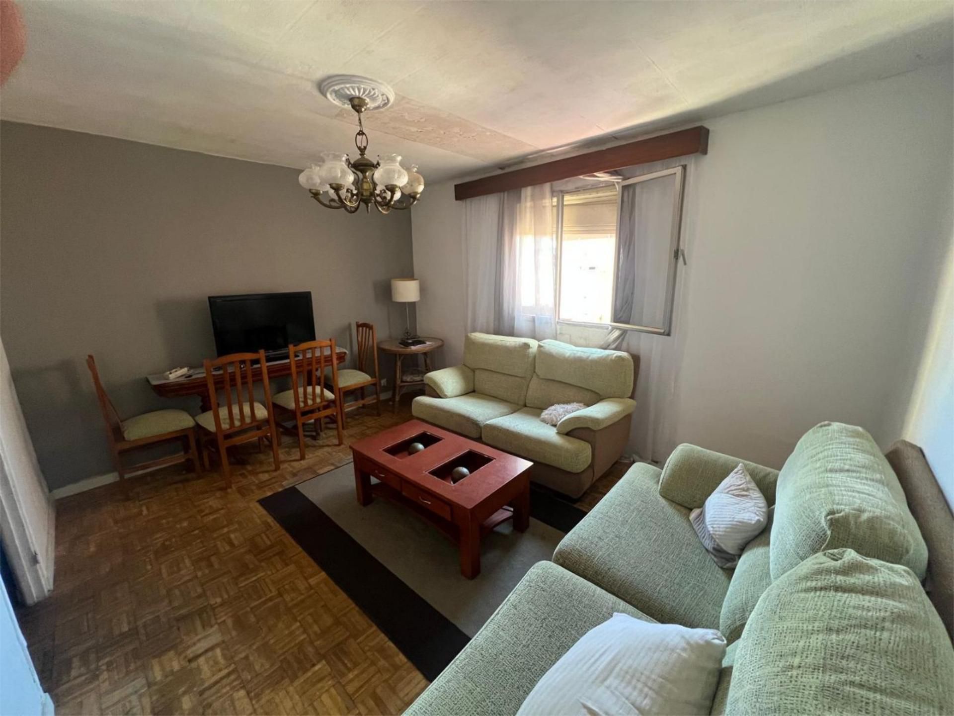 Sala d'estar de Pis en venda en  Madrid Capital amb Parquet i Moblat