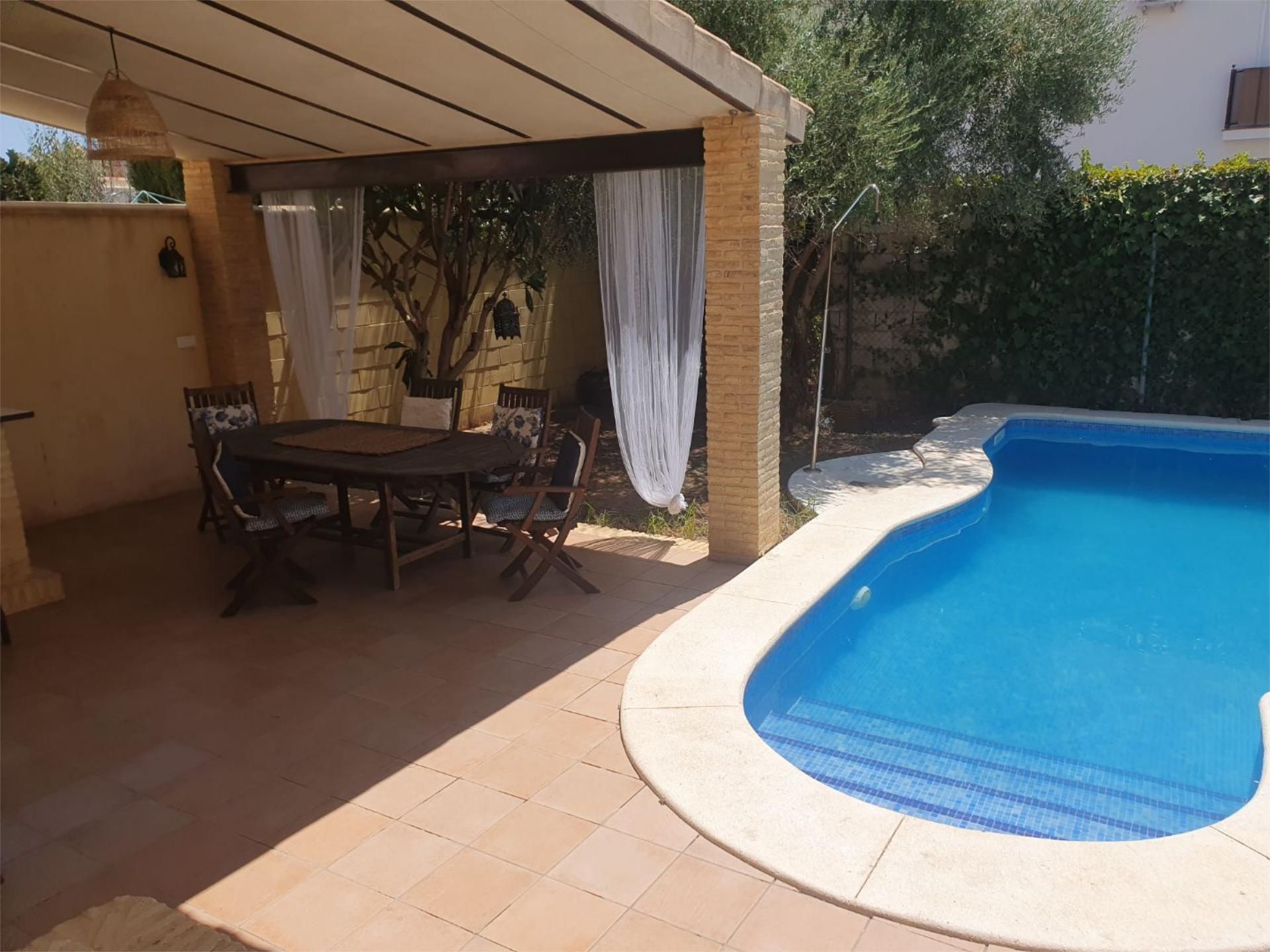 Piscina de Casa o xalet de lloguer en Benacazón amb Aire condicionat, Calefacció i Jardí privat