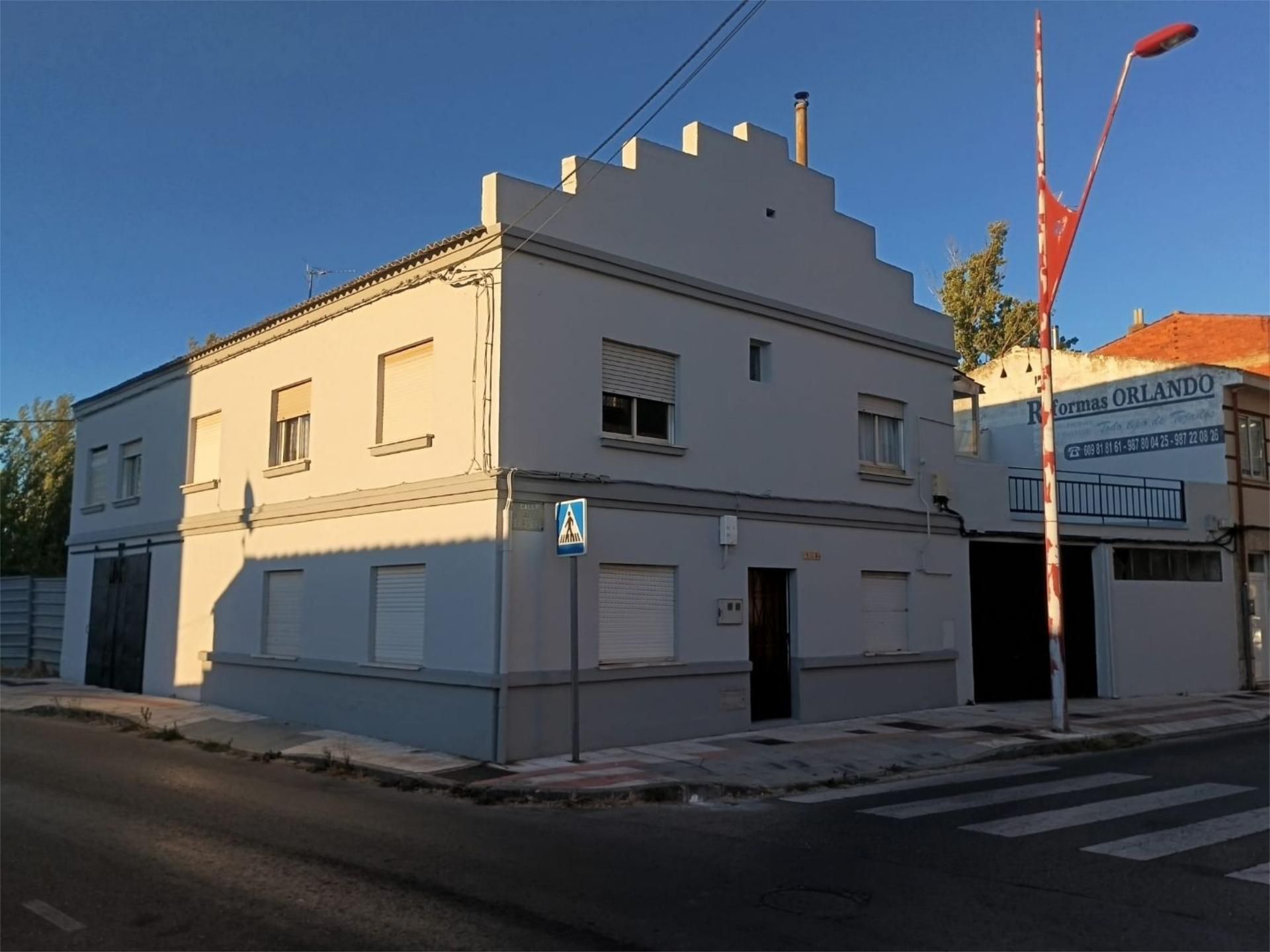 Vista exterior de Casa adosada en venda en San Andrés del Rabanedo amb Balcó