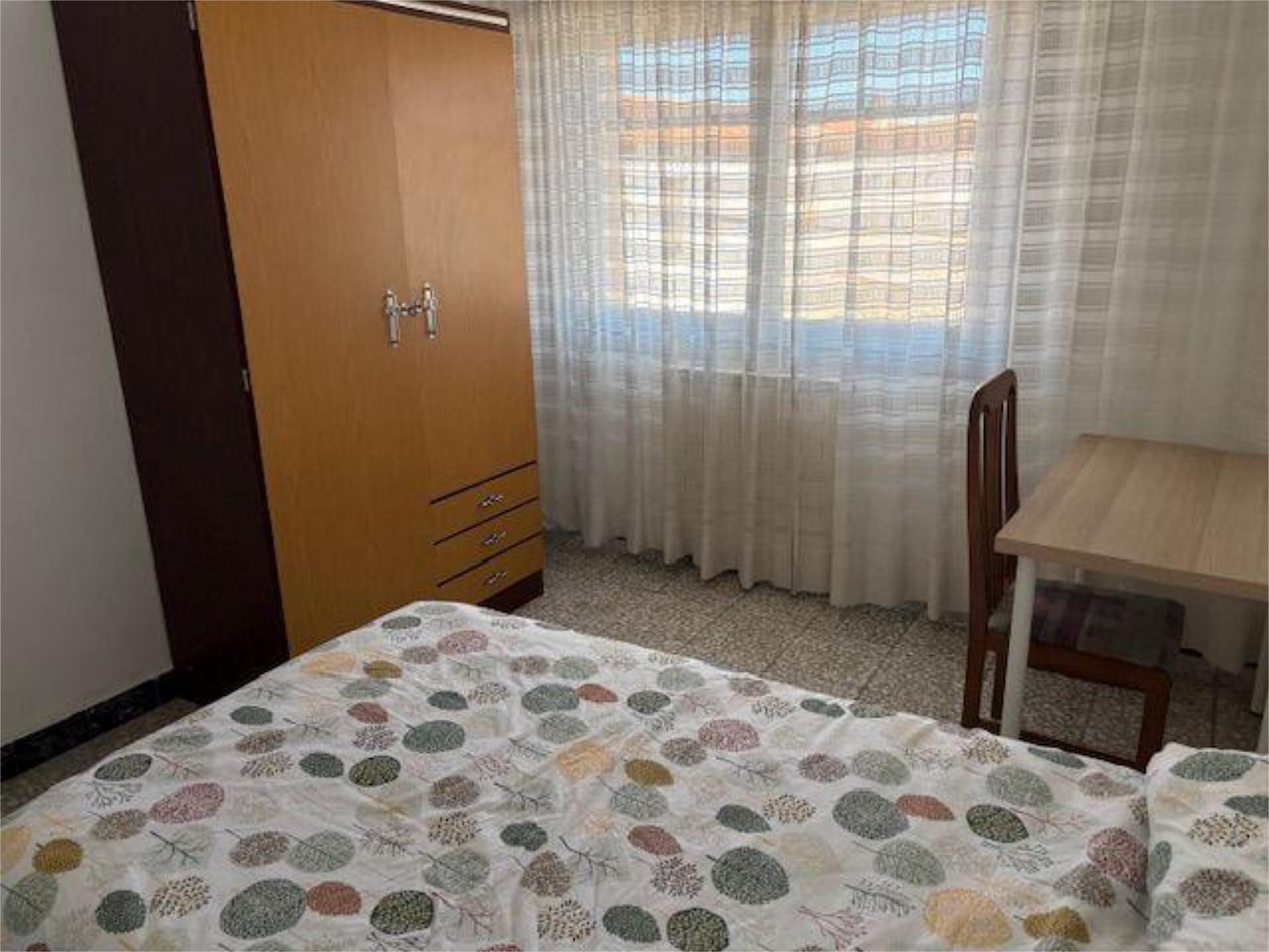Bedroom of Flat to share in El Burgo de Ebro  with Heating and Furnished