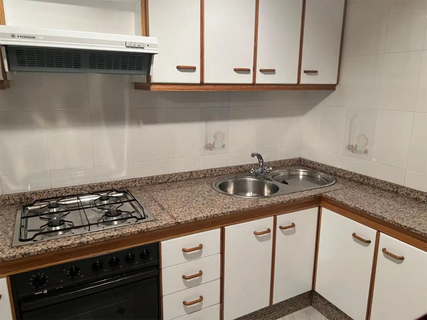 Cuina de Pis en venda en Noia amb Calefacció, Parquet i Terrassa