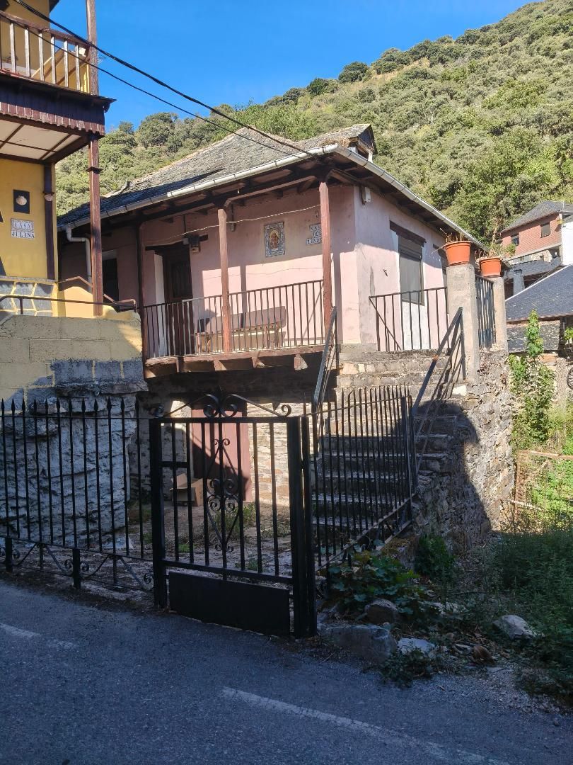 Vista exterior de Casa o xalet en venda en Ponferrada amb Terrassa i Balcó