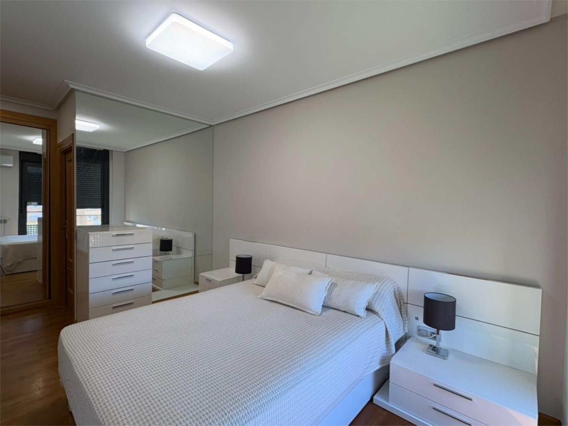 Bedroom of Flat to rent in  Logroño  with Air Conditioner, Heating and Parquet flooring