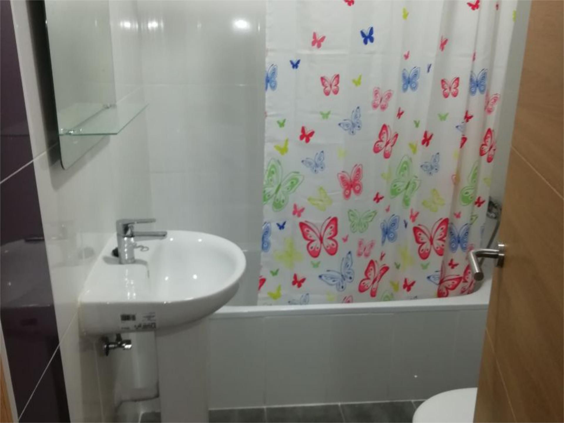 Bany de Pis de lloguer en  Madrid Capital amb Calefacció, Terrassa i Forn