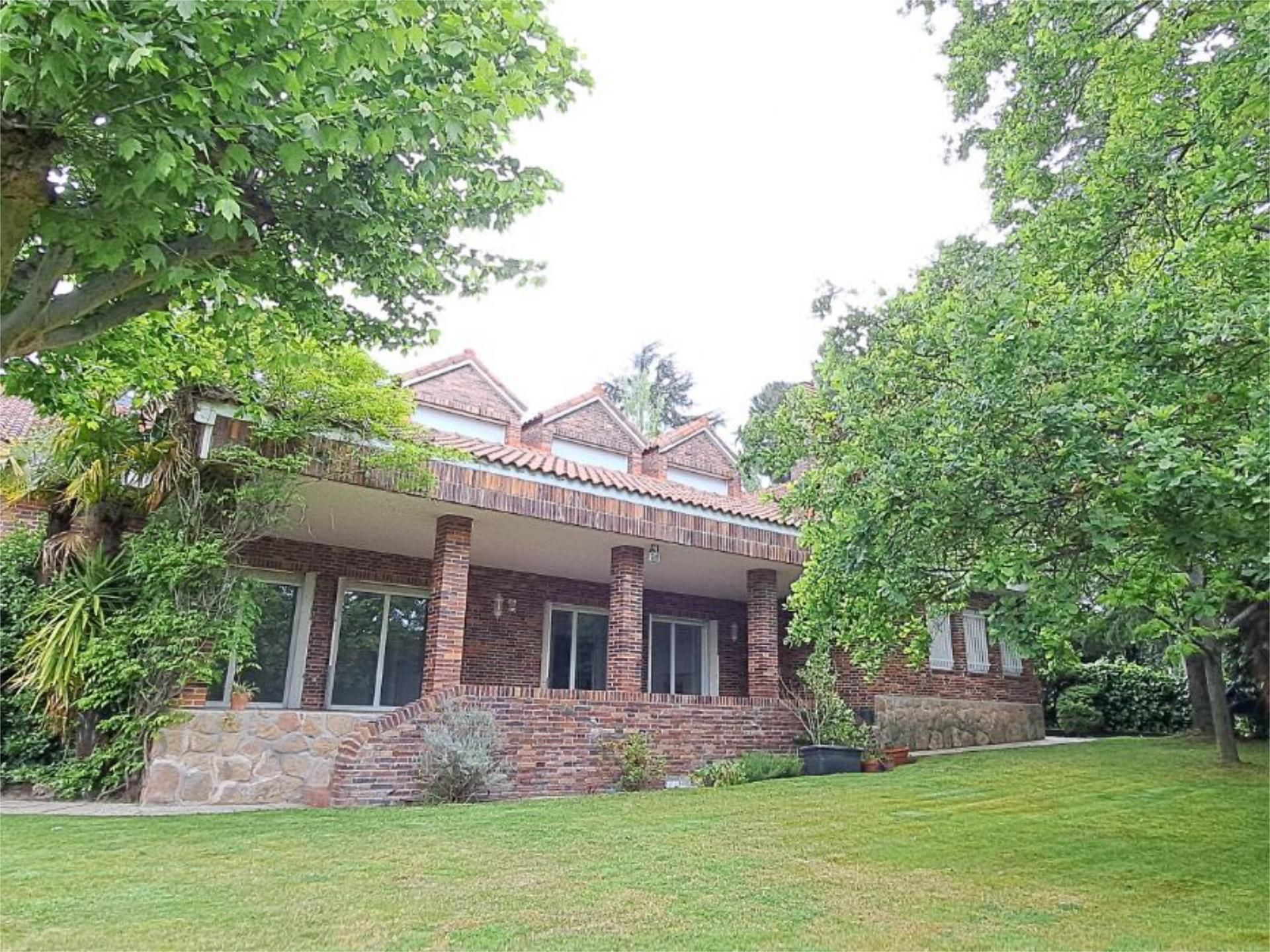 Vista exterior de Casa o xalet en venda en Majadahonda amb Aire condicionat, Terrassa i Piscina