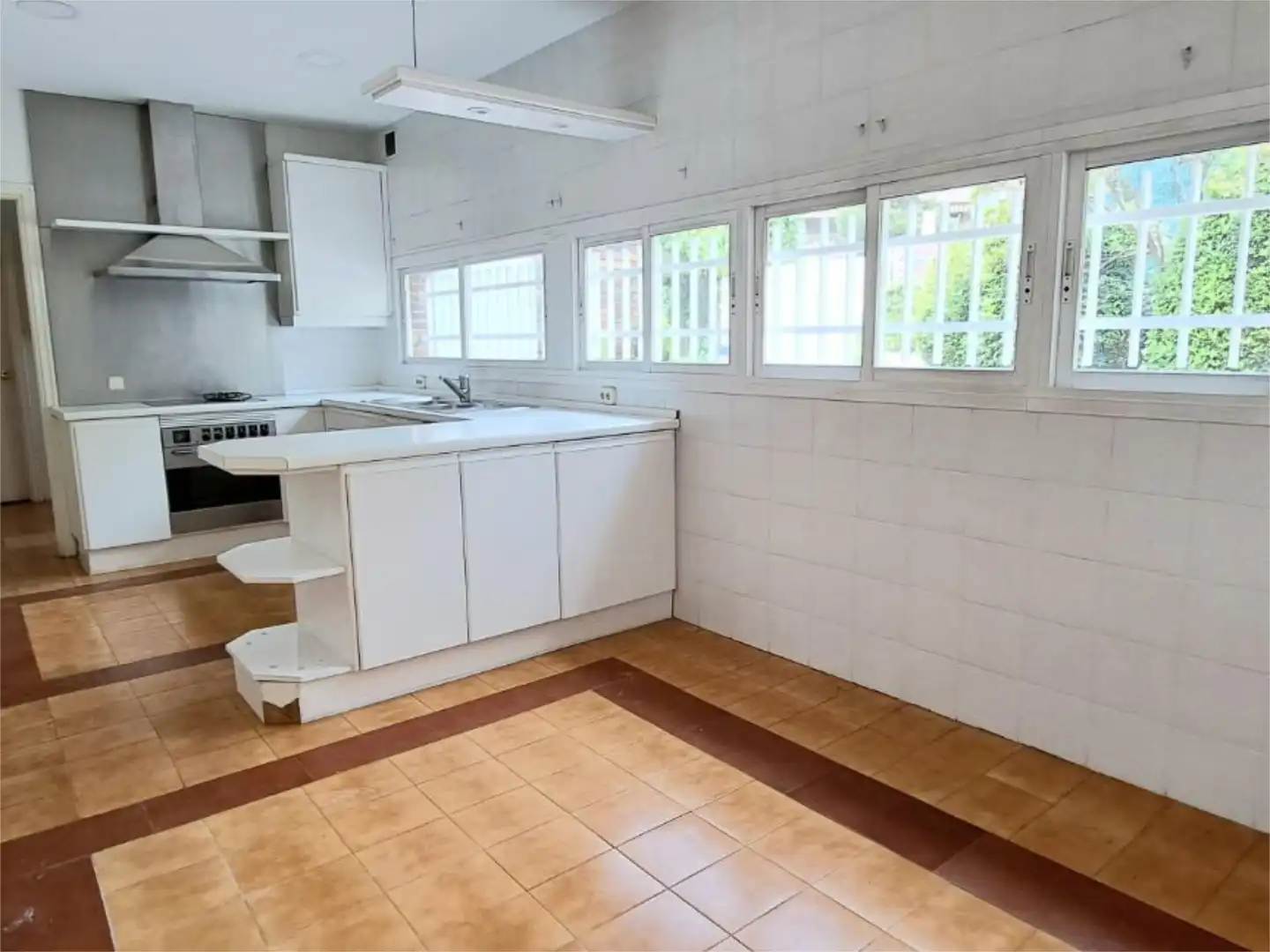 Casa o xalet en venda a Calle Rosa de Los Vientos, 1d, Zona Carretera del Plantío Cuina de Casa o xalet en venda en Majadahonda amb Aire condicionat, Terrassa i Piscina