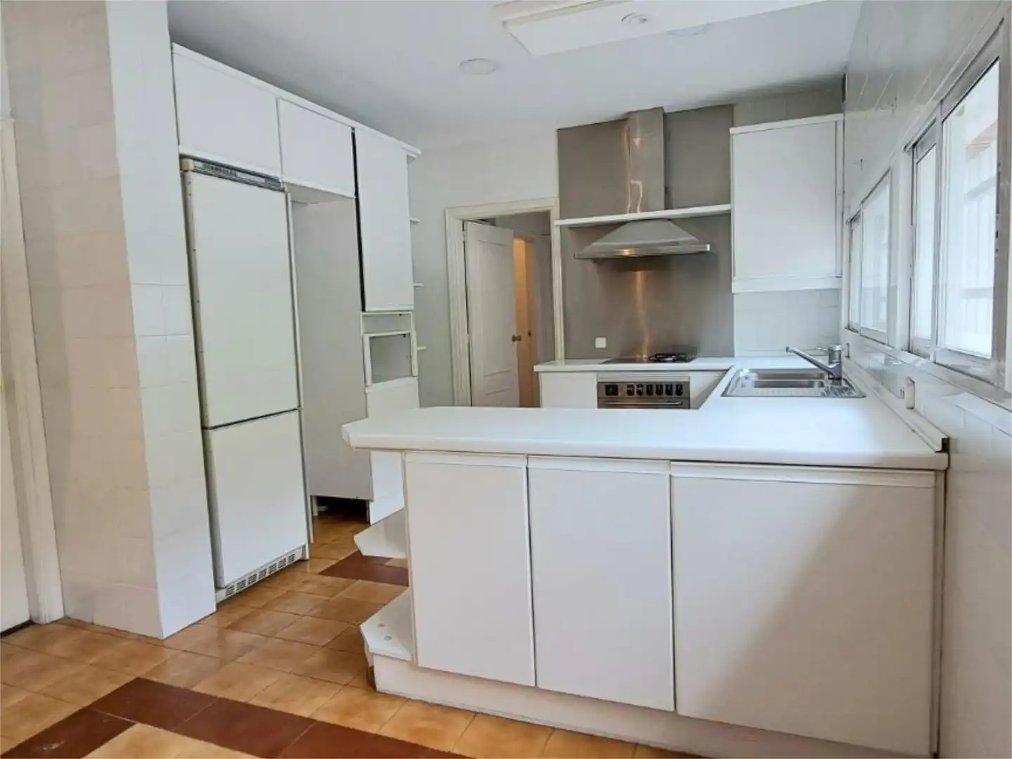 Casa o xalet en venda a Calle Rosa de Los Vientos, 1d, Zona Carretera del Plantío Cuina de Casa o xalet en venda en Majadahonda amb Aire condicionat, Terrassa i Piscina