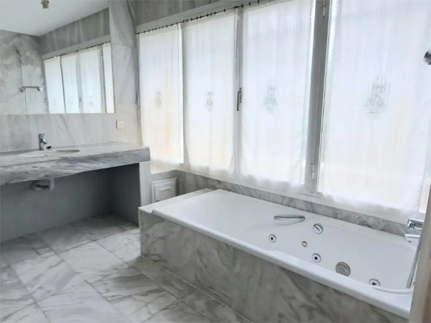 Casa o xalet en venda a Calle Rosa de Los Vientos, 1d, Zona Carretera del Plantío Bany de Casa o xalet en venda en Majadahonda amb Aire condicionat, Terrassa i Piscina