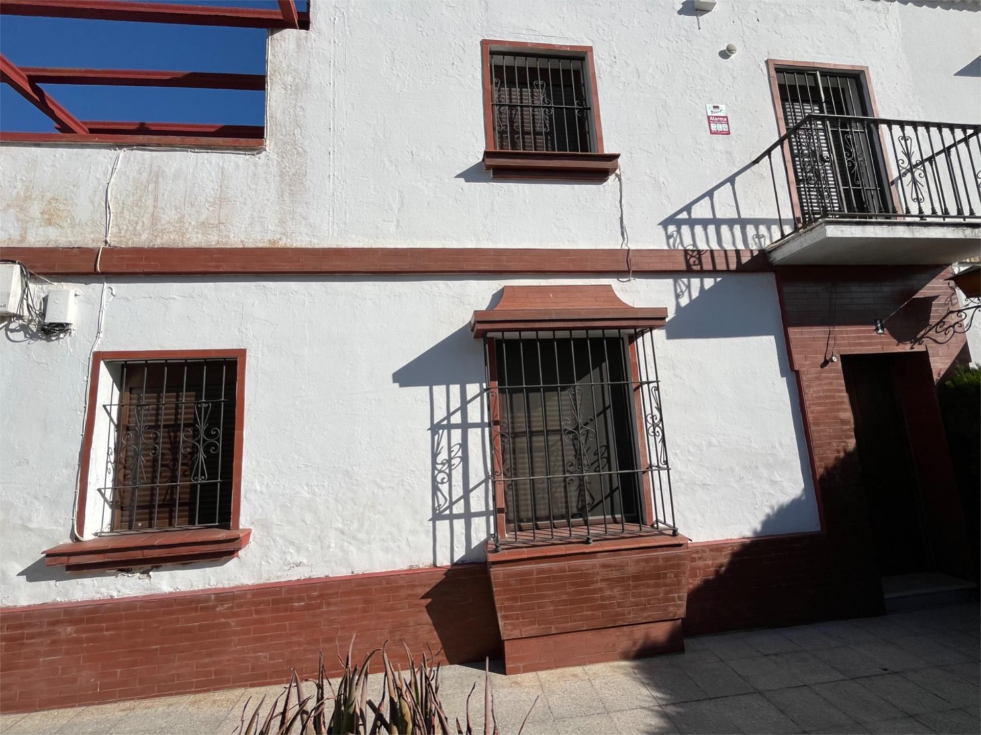 Vista exterior de Casa adosada en venda en  Huelva Capital amb Aire condicionat, Terrassa i Balcó